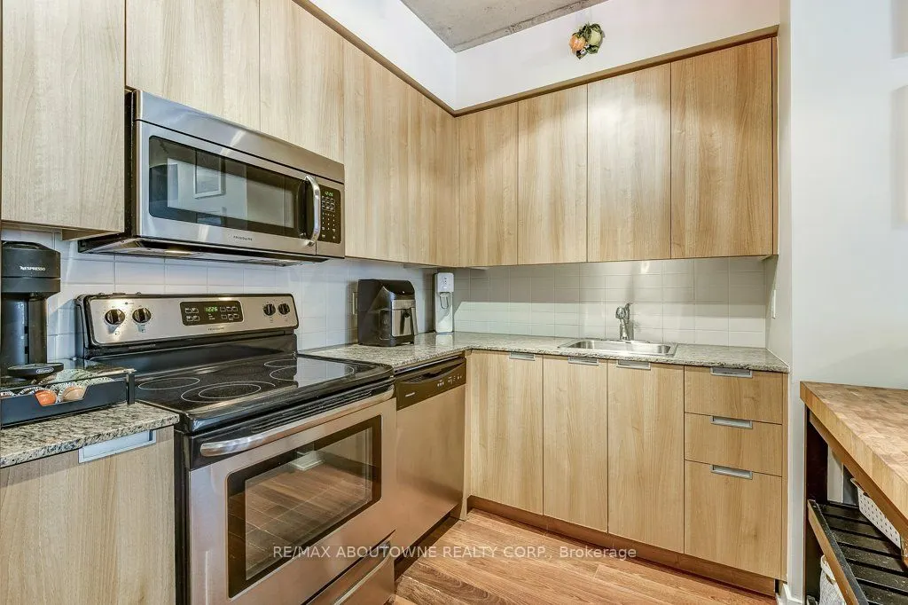 400 Wellington Street W, #212