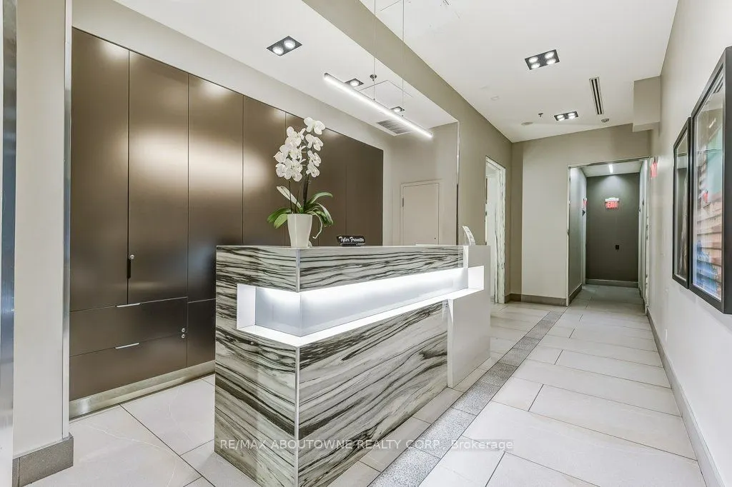 400 Wellington Street W, #212