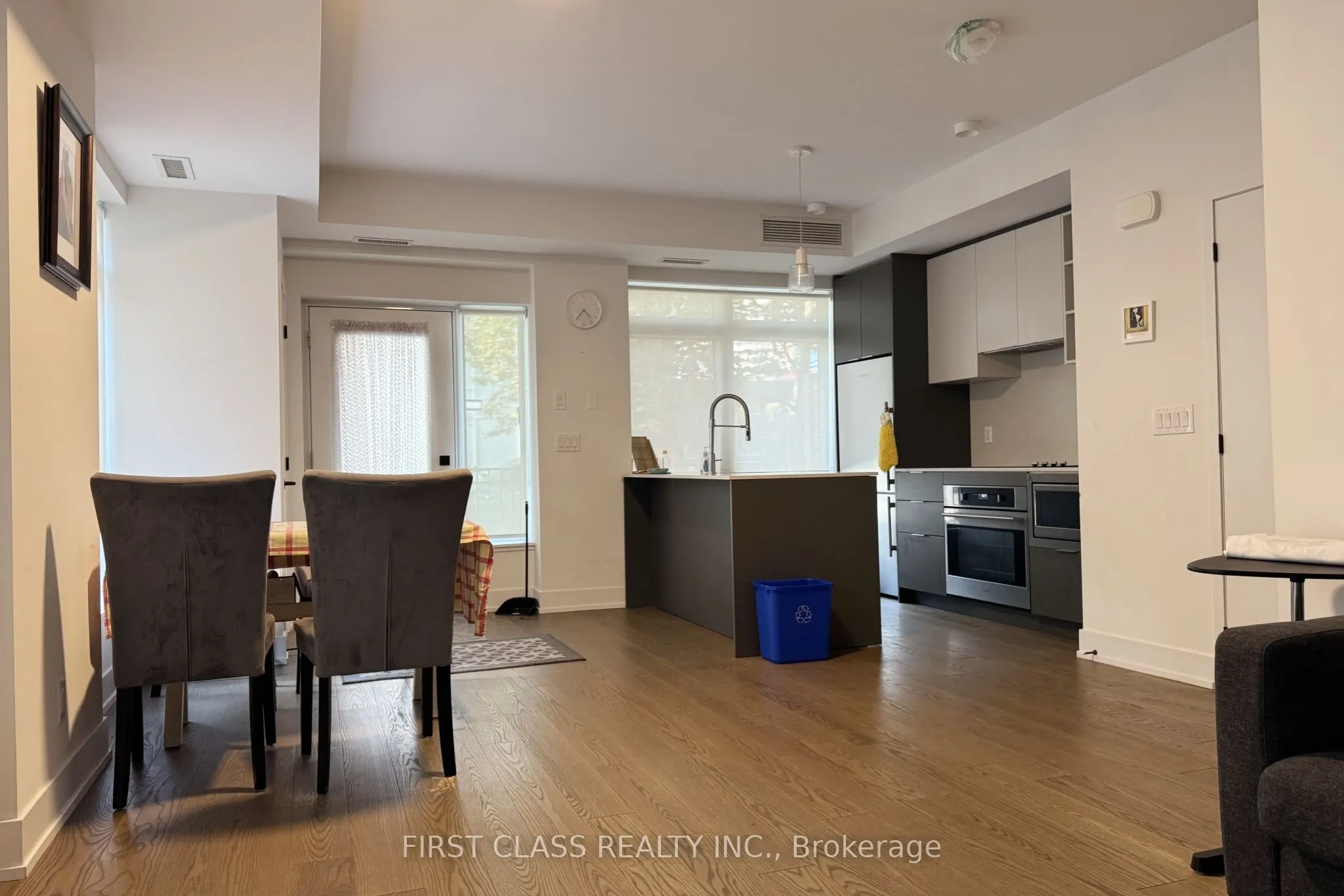 100 River Street W, #Th08
