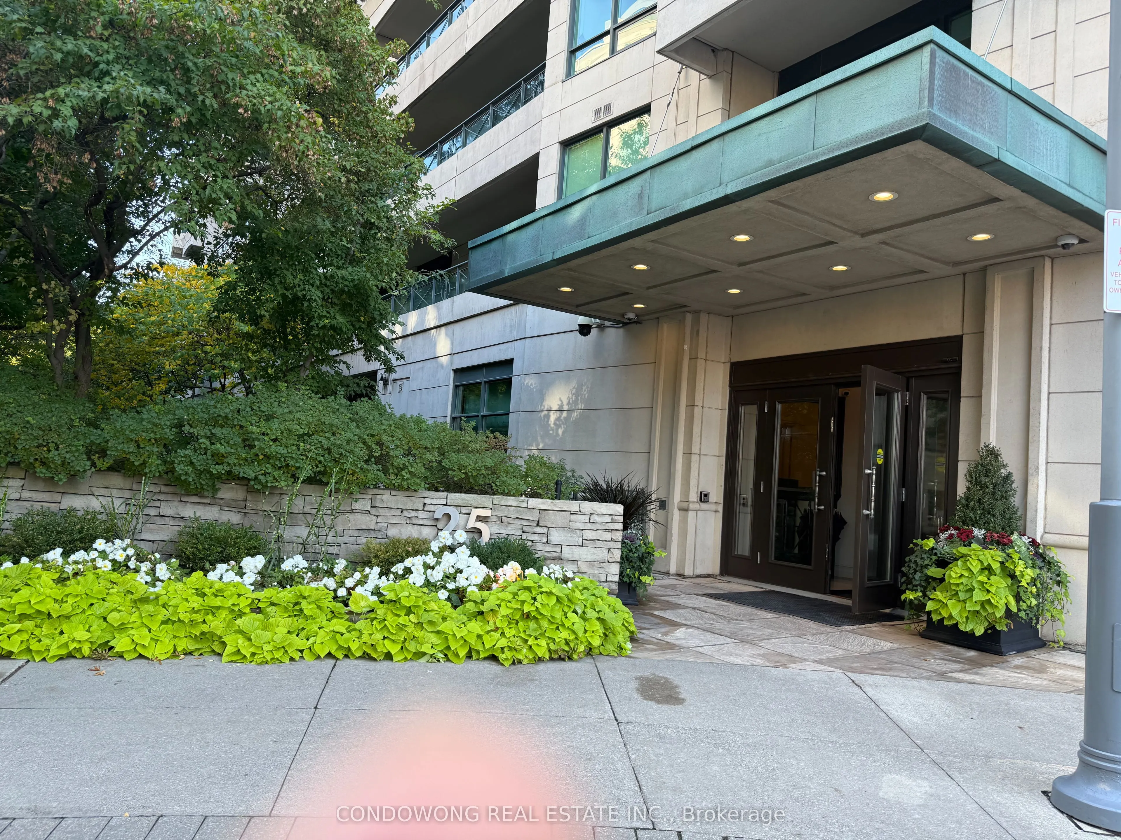 25 Scrivener Square, #908