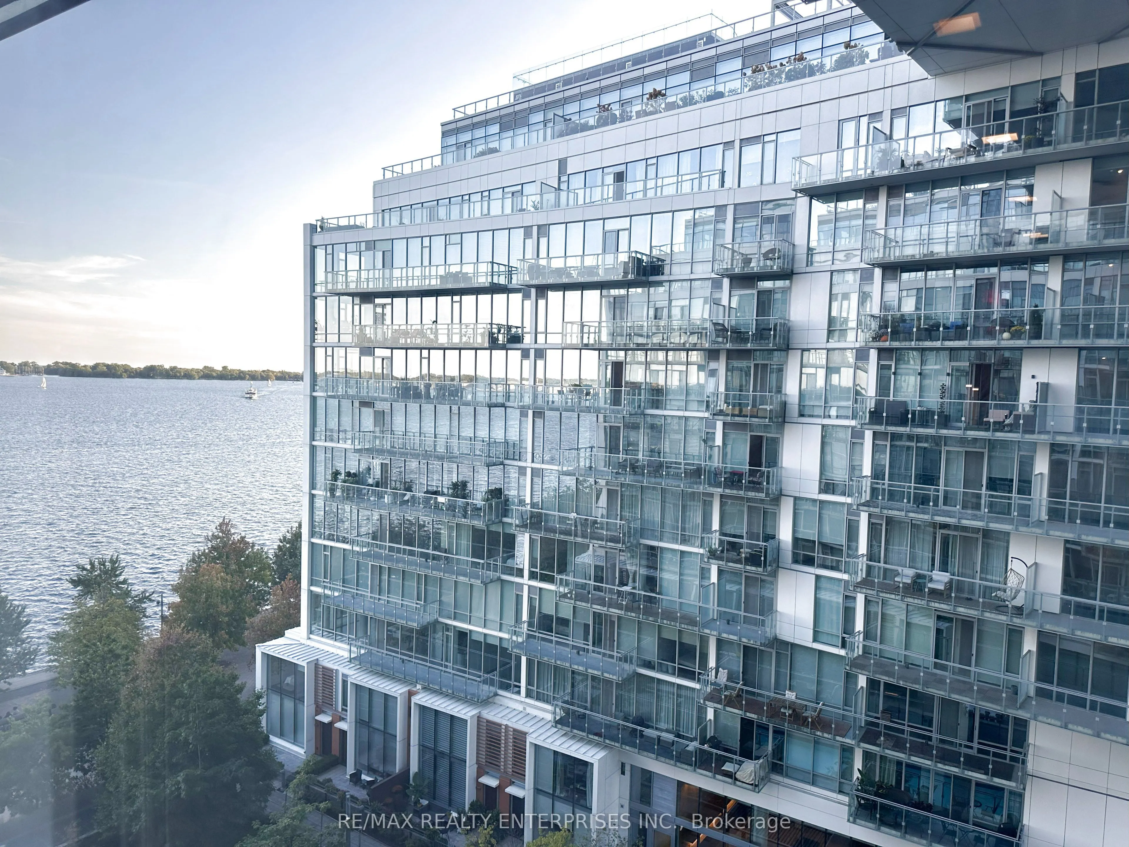 29 Queens Quay E, #829
