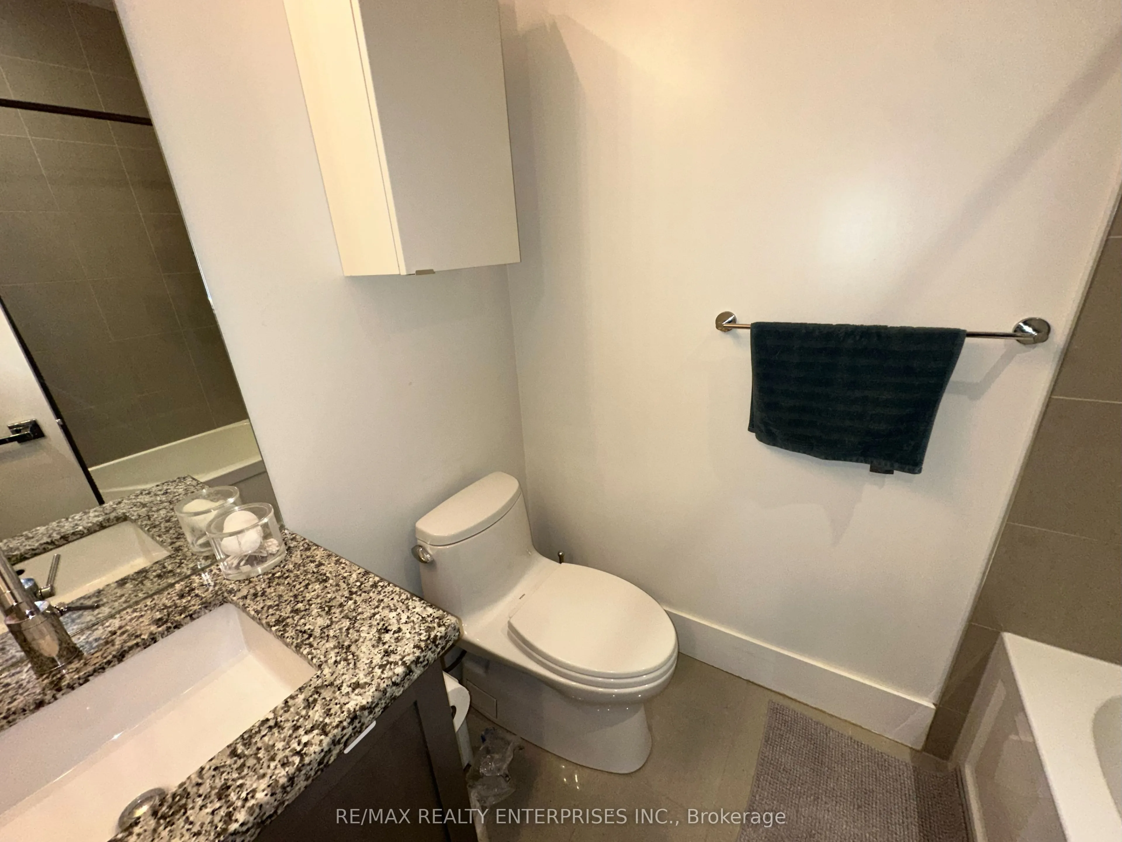 29 Queens Quay E, #829