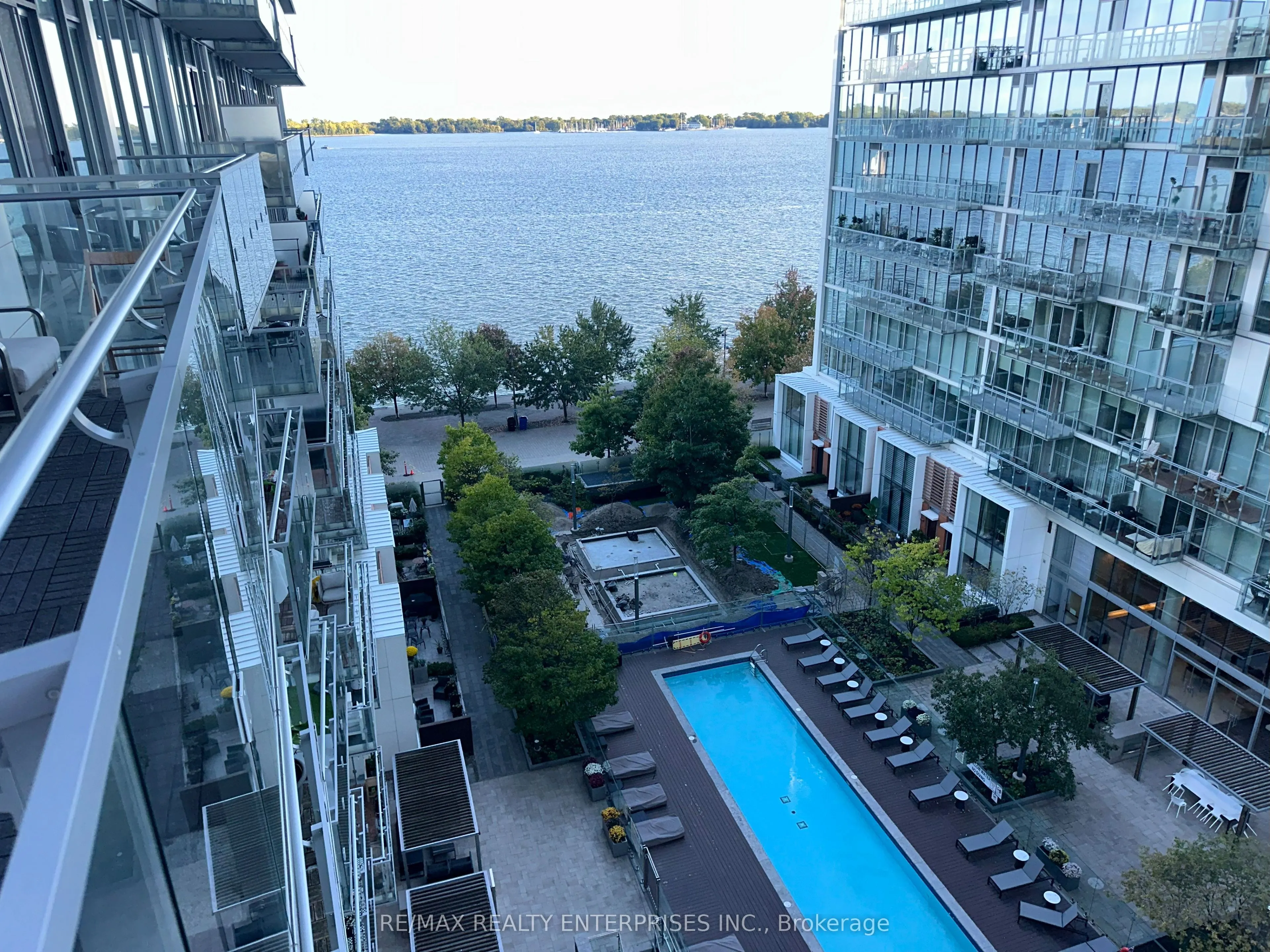 29 Queens Quay E, #829