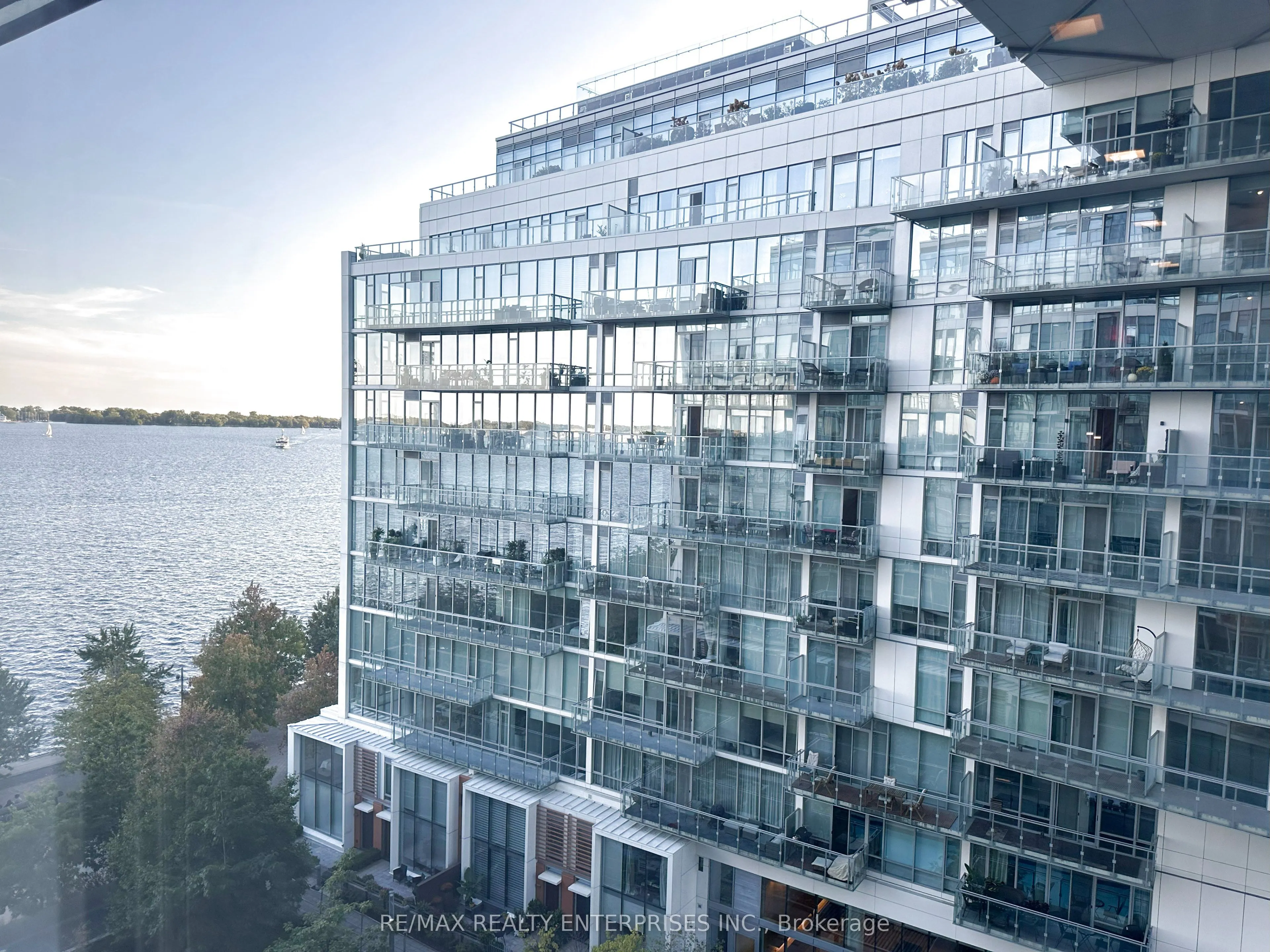 29 Queens Quay E, #829