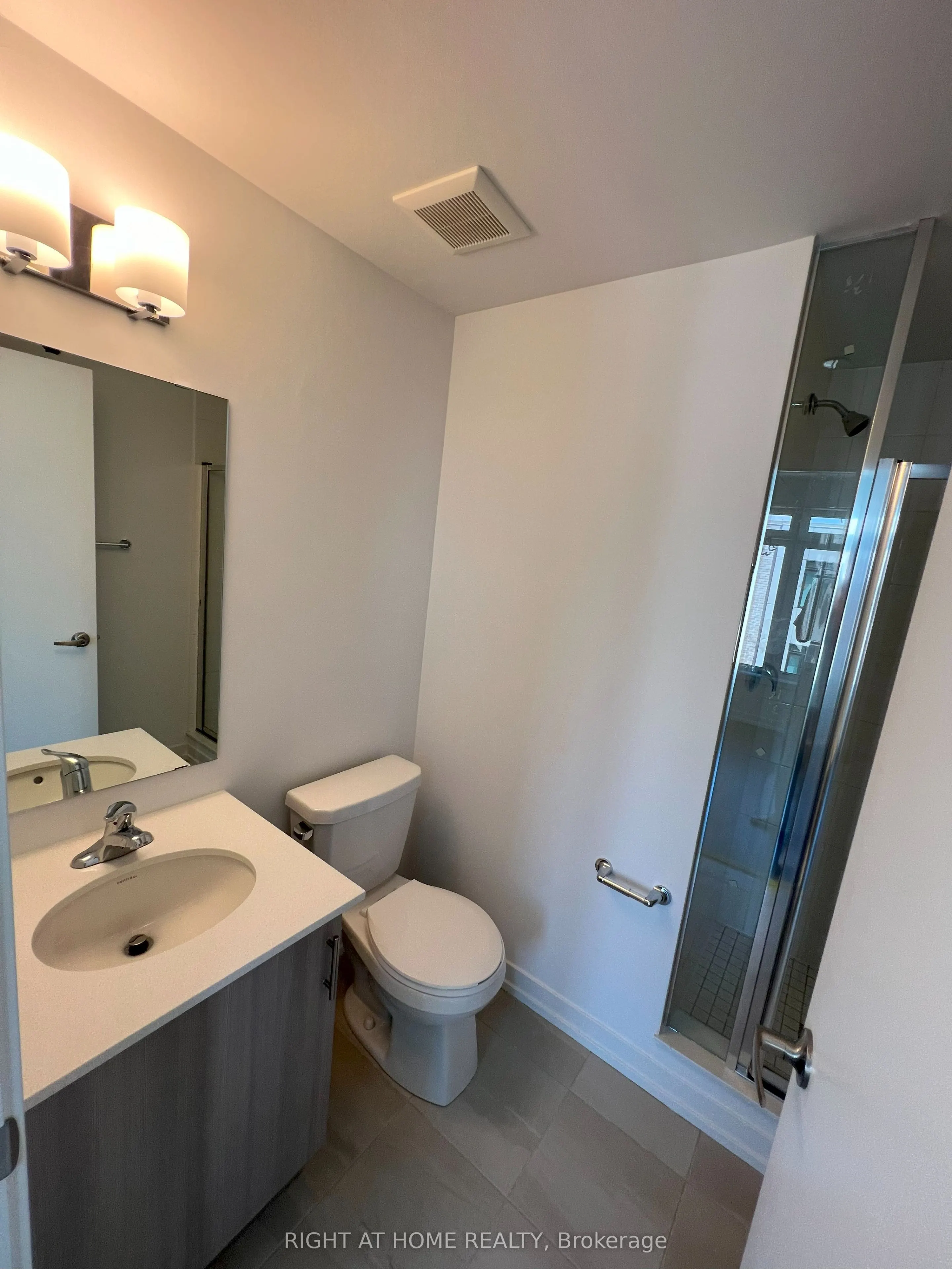 32 Spruce Pines Crescent
