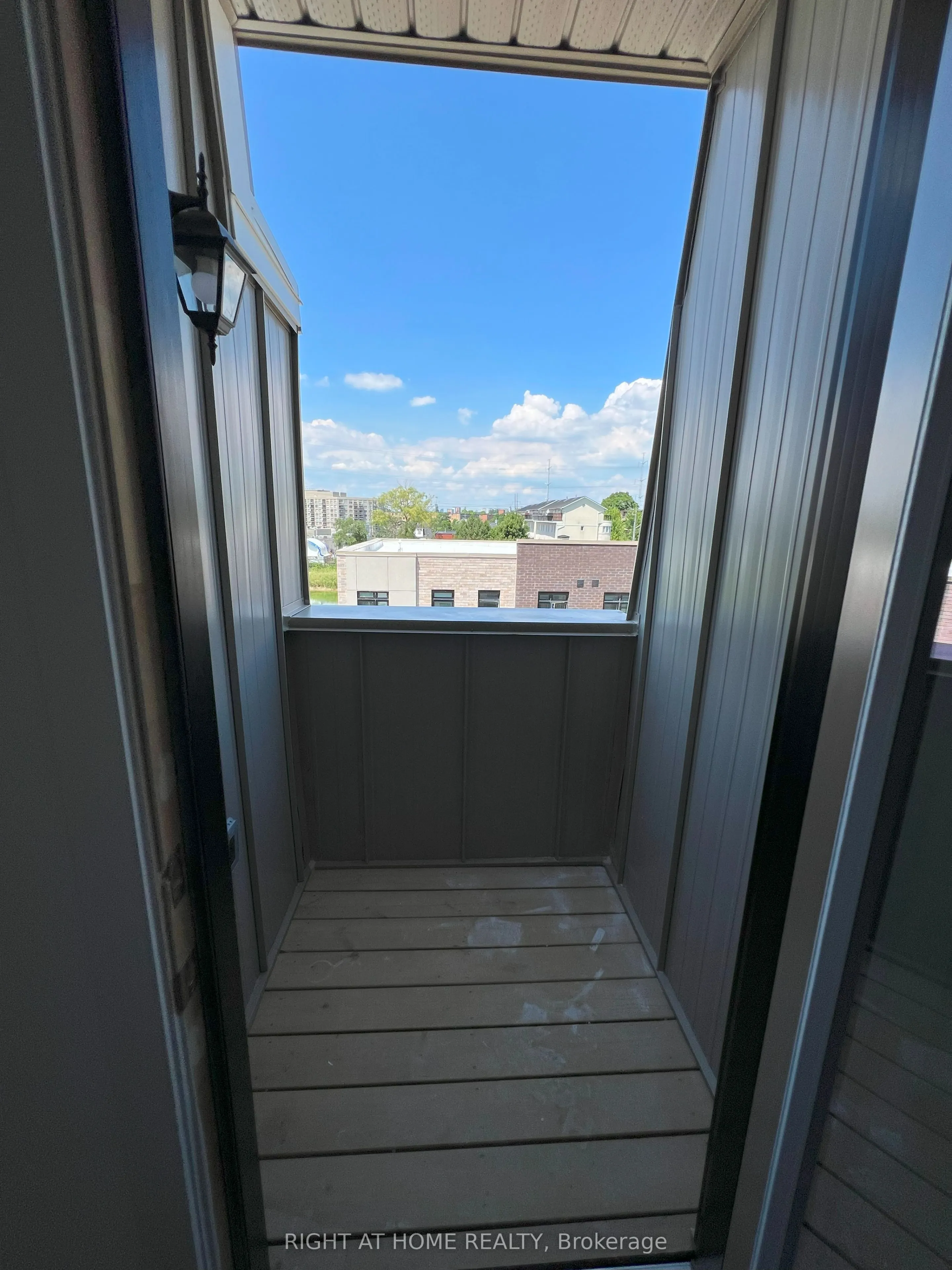 32 Spruce Pines Crescent