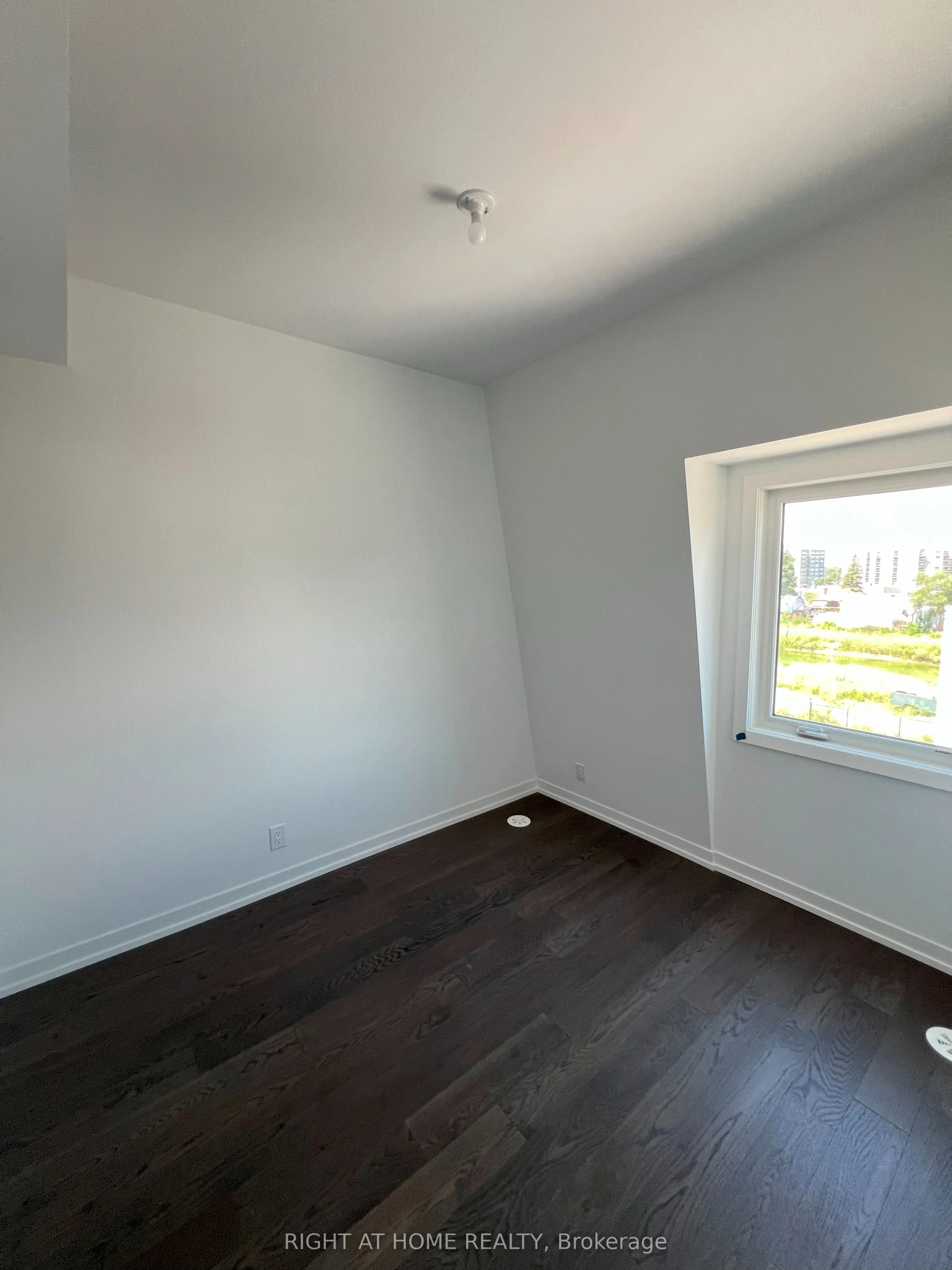 32 Spruce Pines Crescent