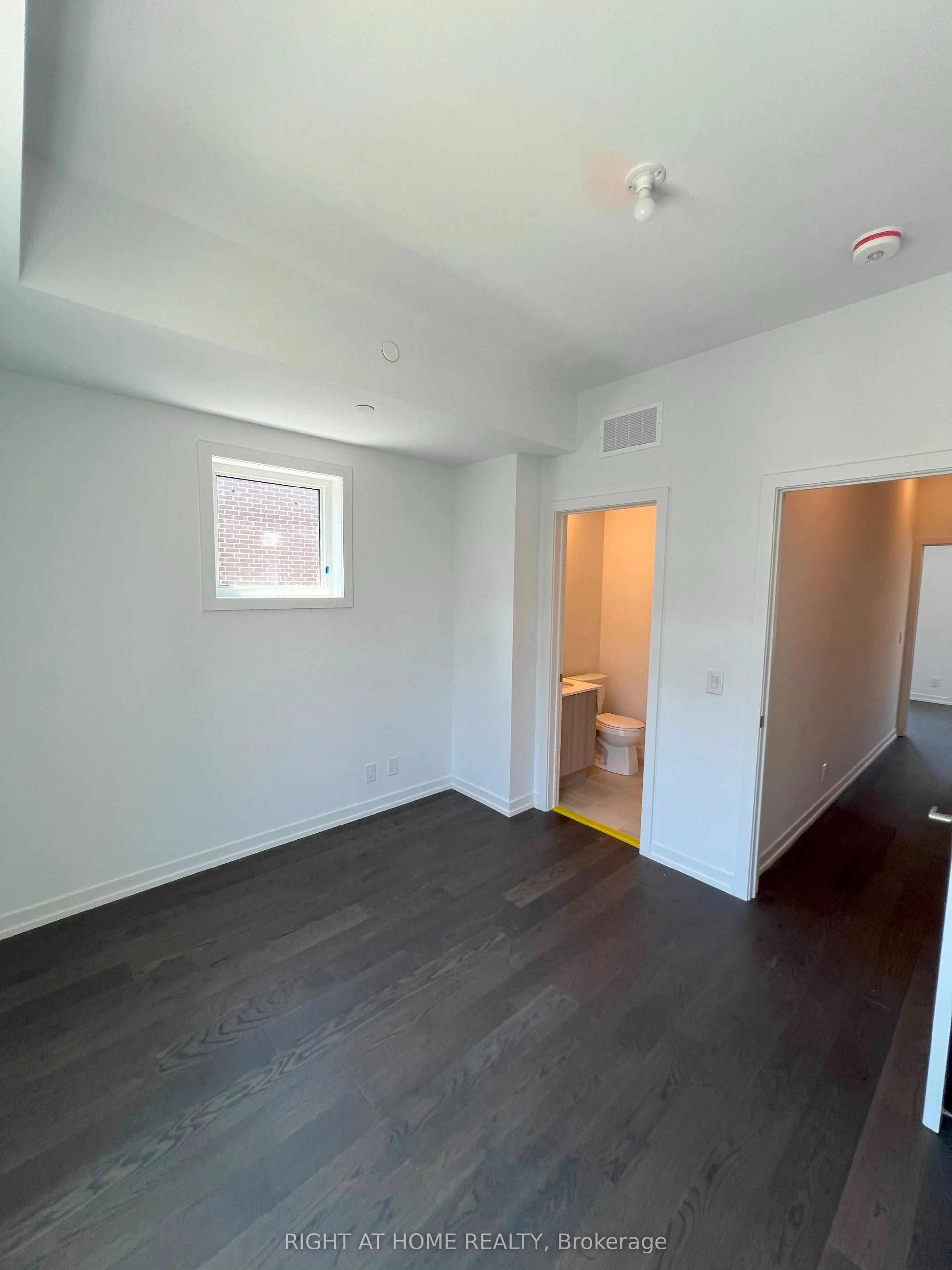 32 Spruce Pines Crescent