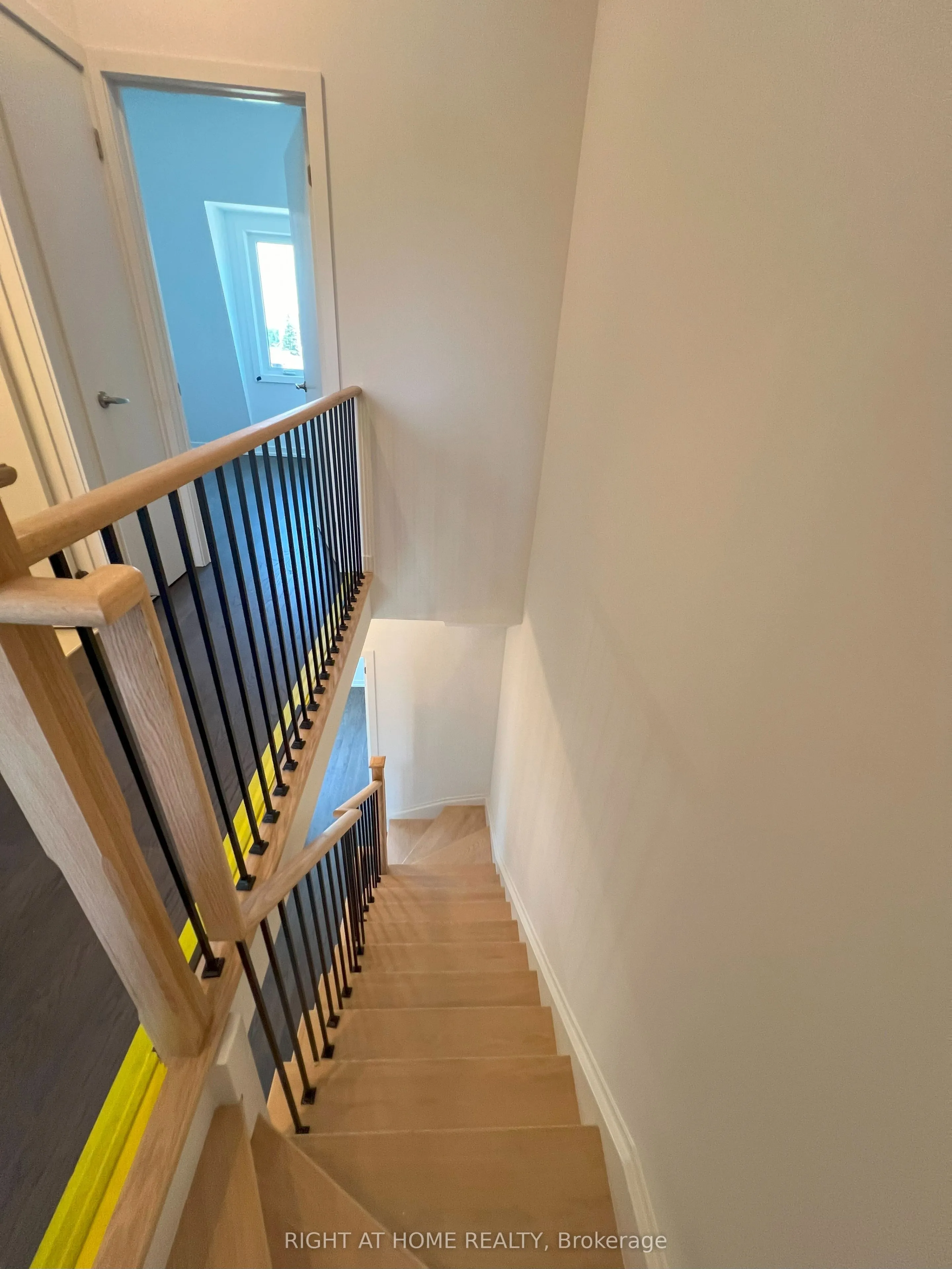 32 Spruce Pines Crescent