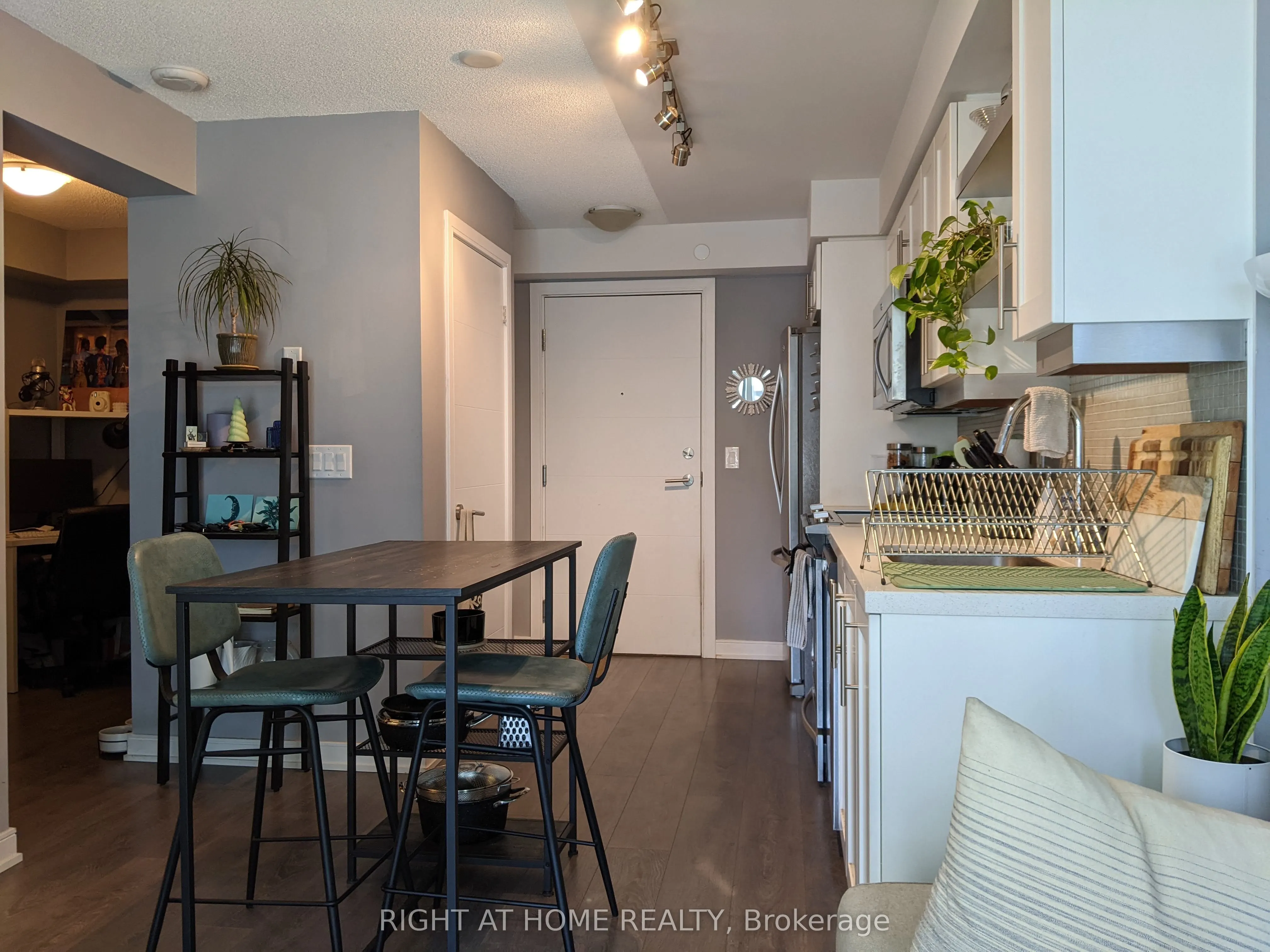 525 Adelaide Street W, #629