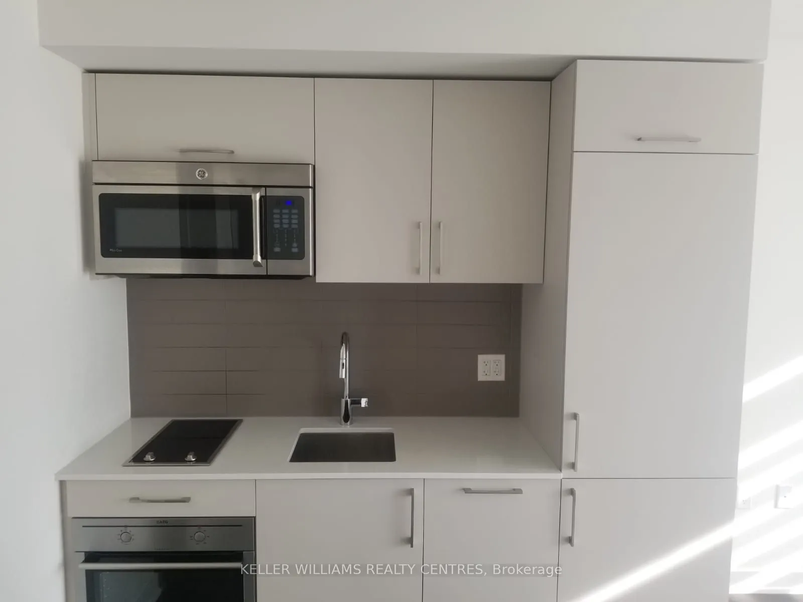 27 Bathurst Street, #712