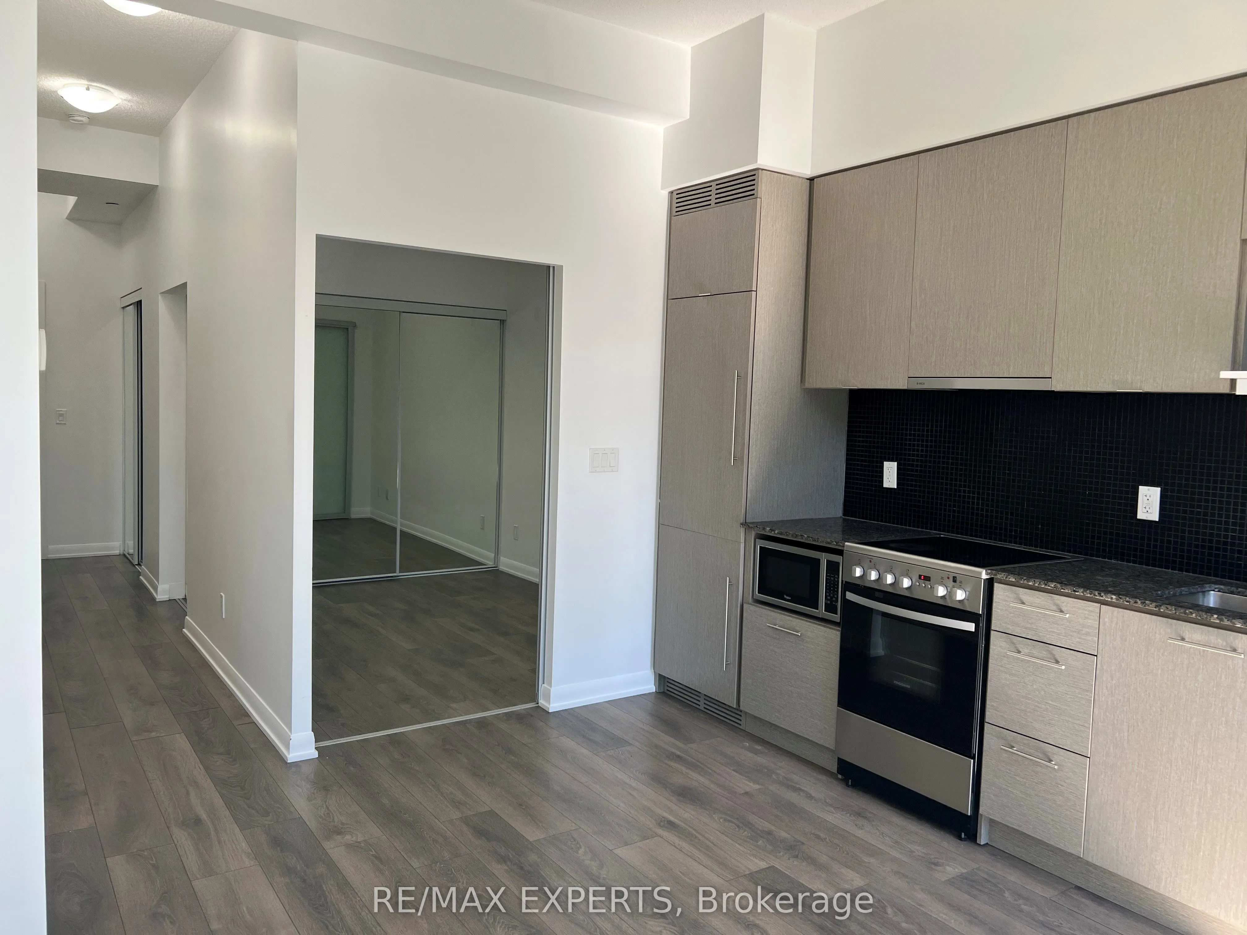 435 Richmond Street W, #204