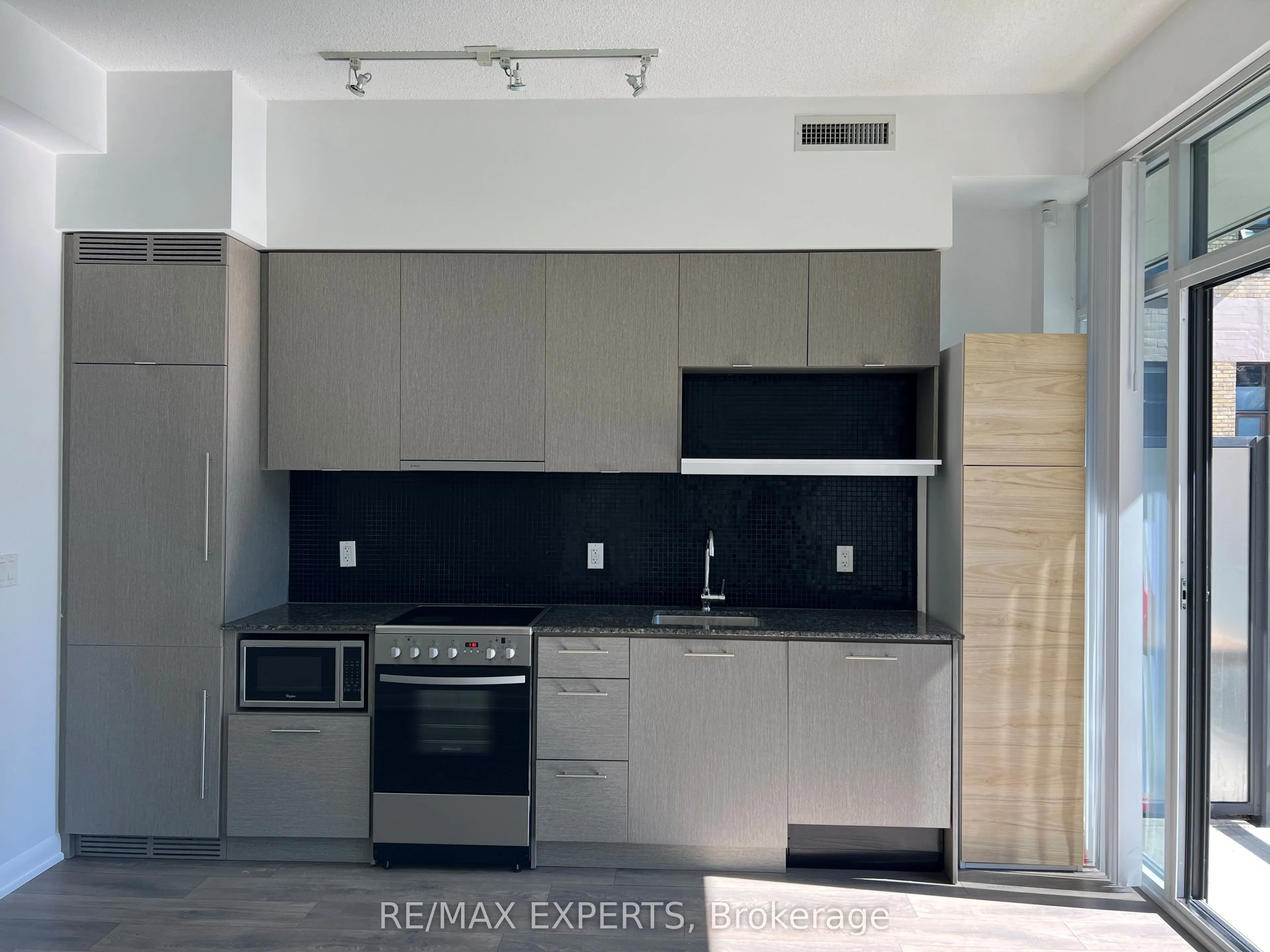 435 Richmond Street W, #204