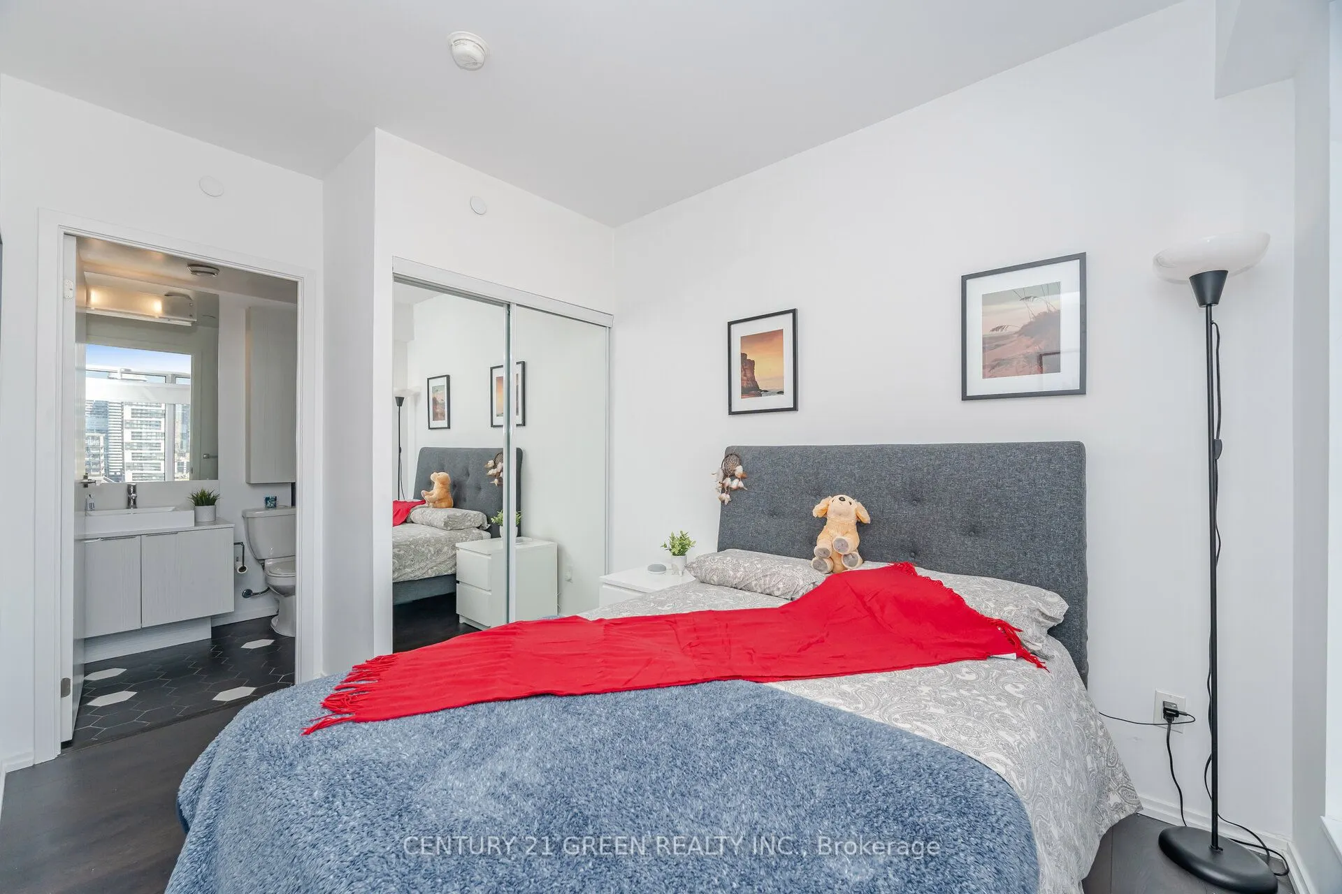 68 Shuter Street, #2310