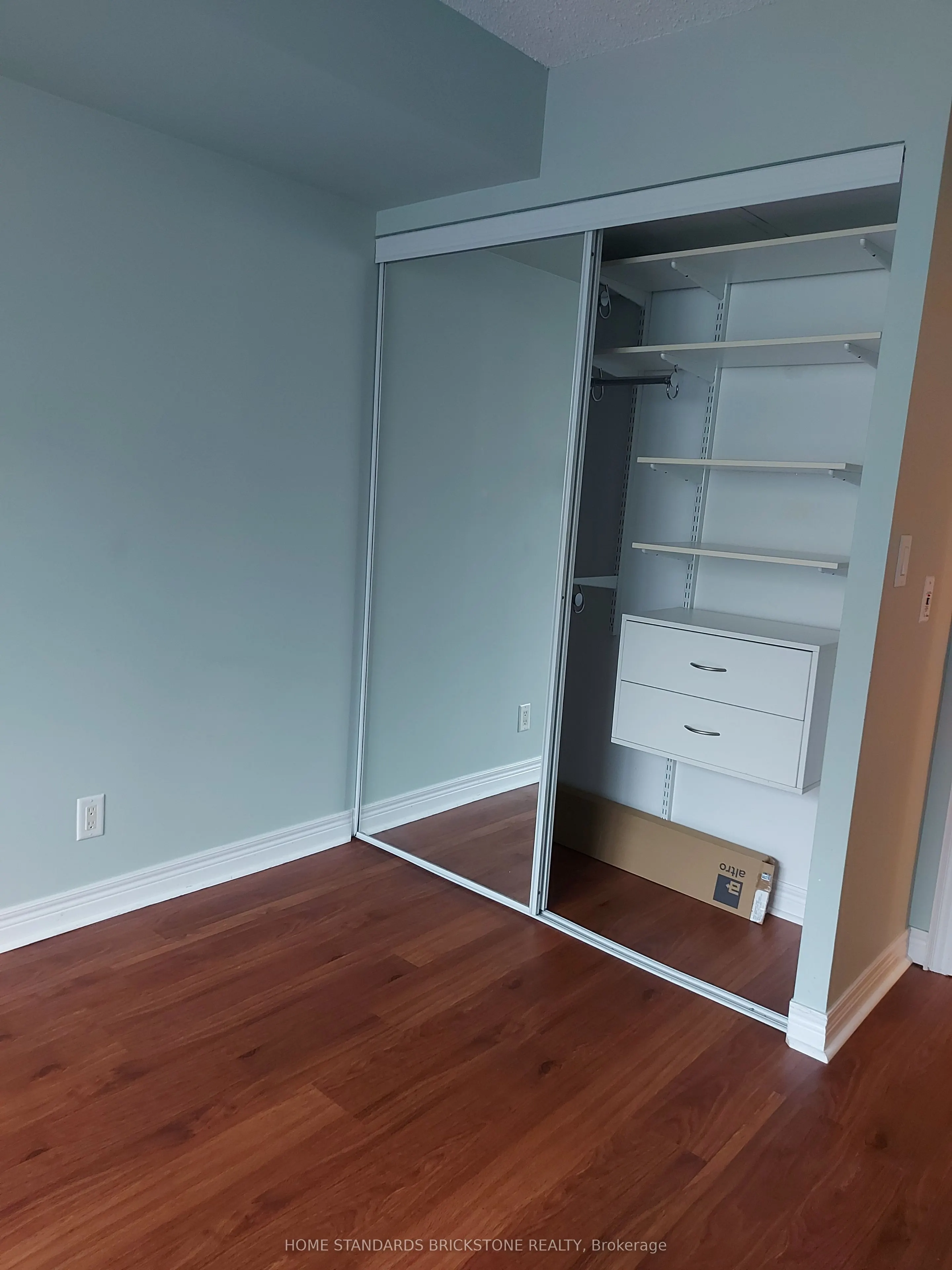 212 Eglinton Avenue E, #906