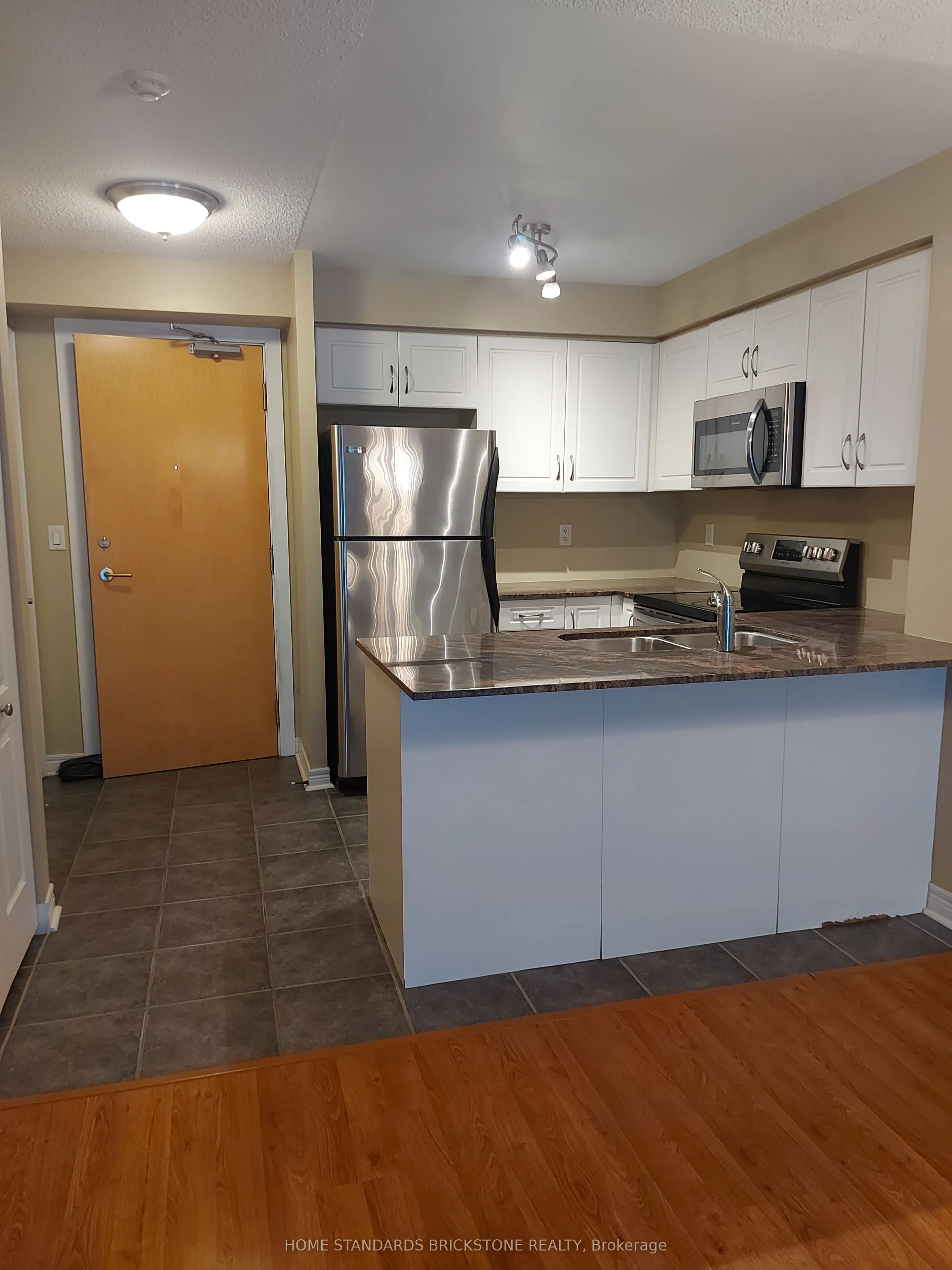 212 Eglinton Avenue E, #906