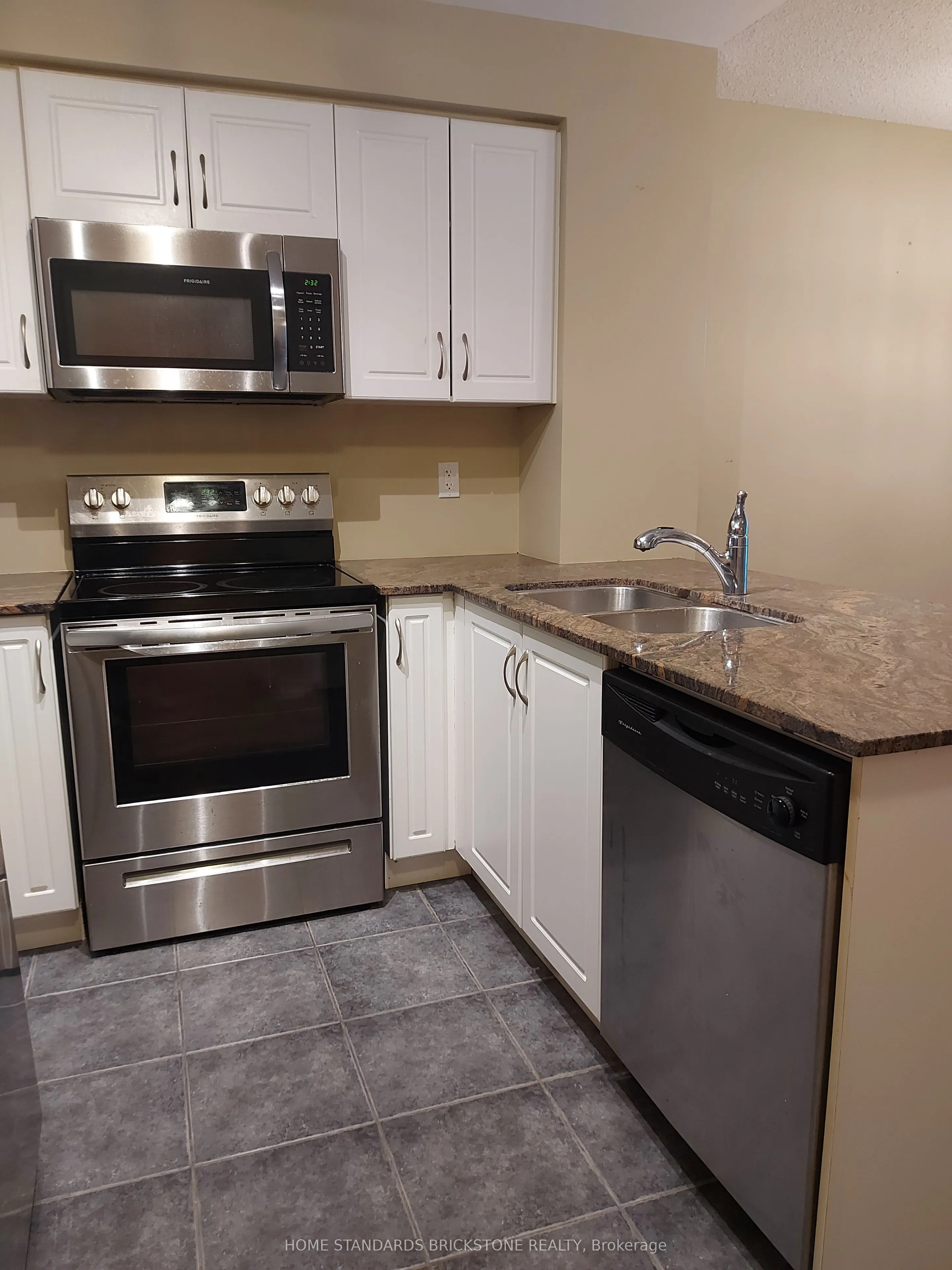212 Eglinton Avenue E, #906