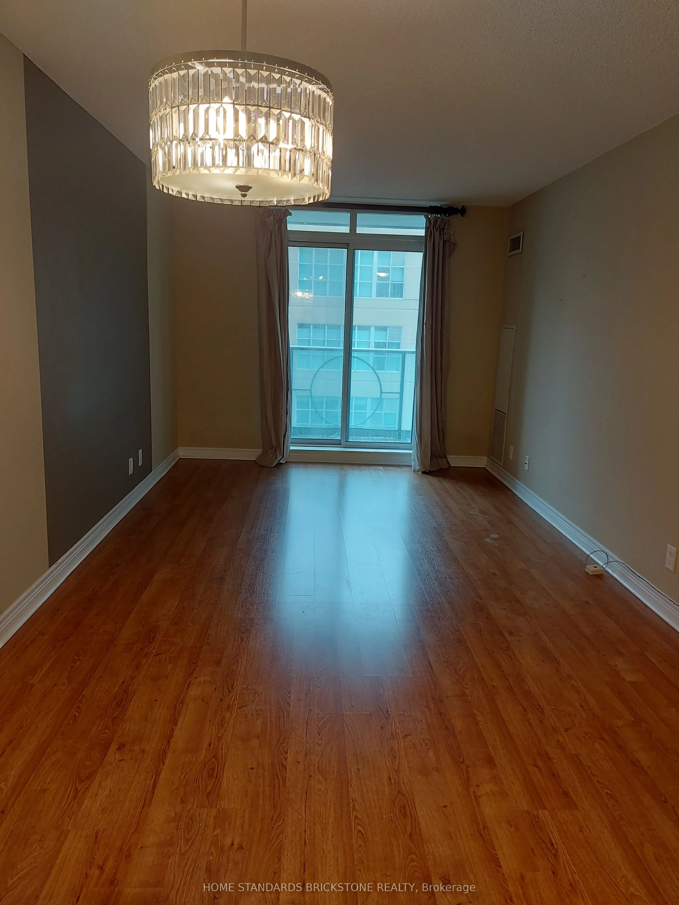 212 Eglinton Avenue E, #906