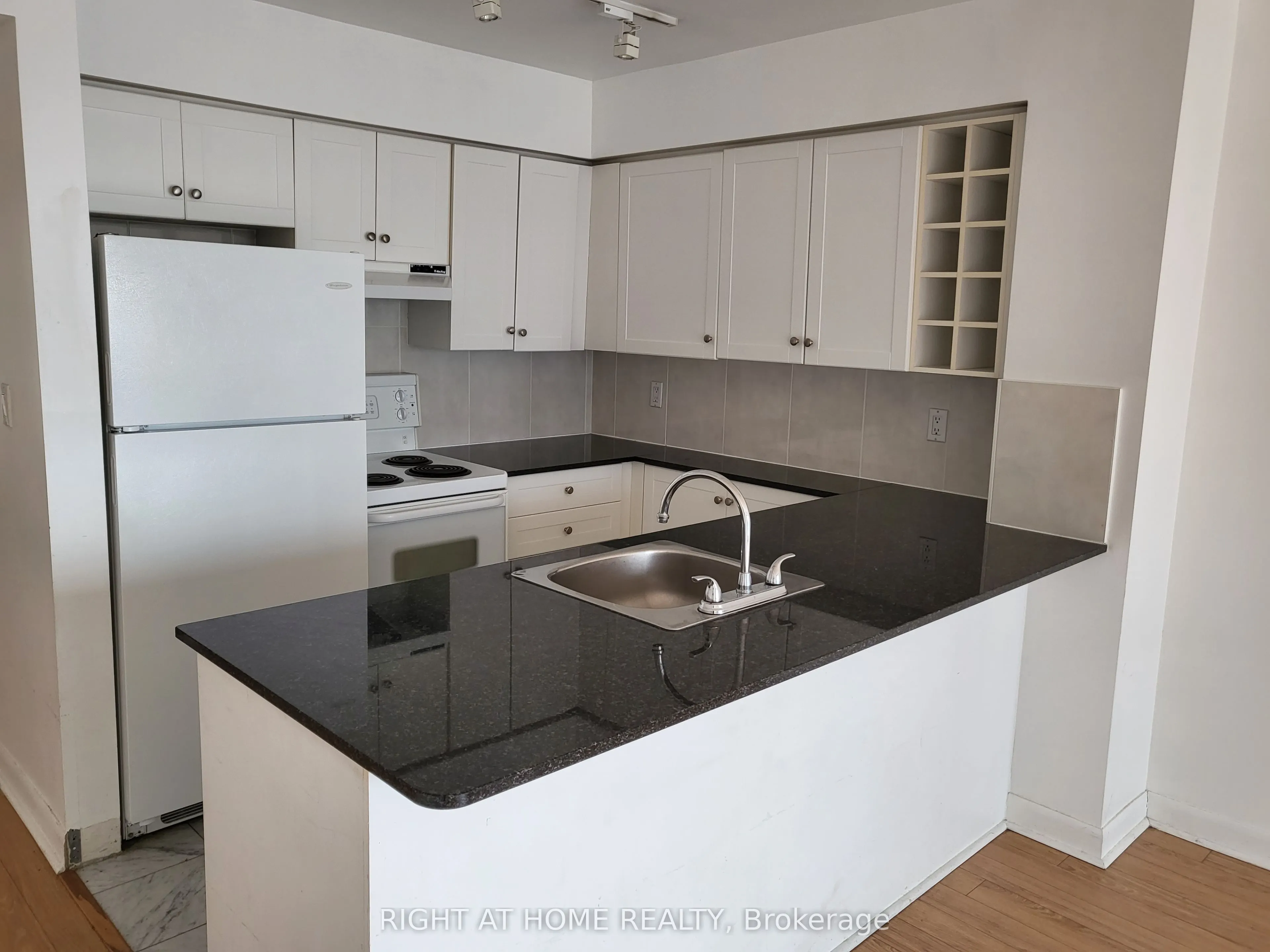 210 Victoria Street, #4210