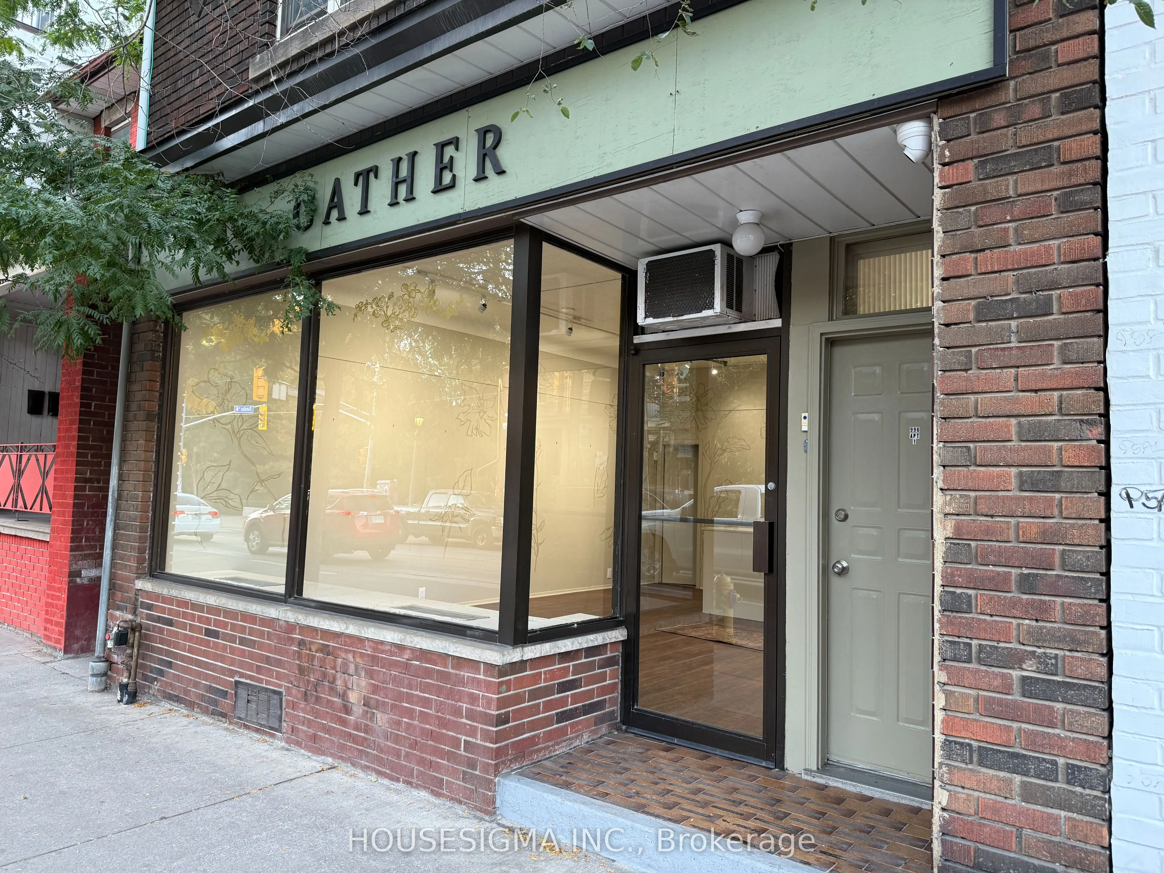 996 Dundas Street W