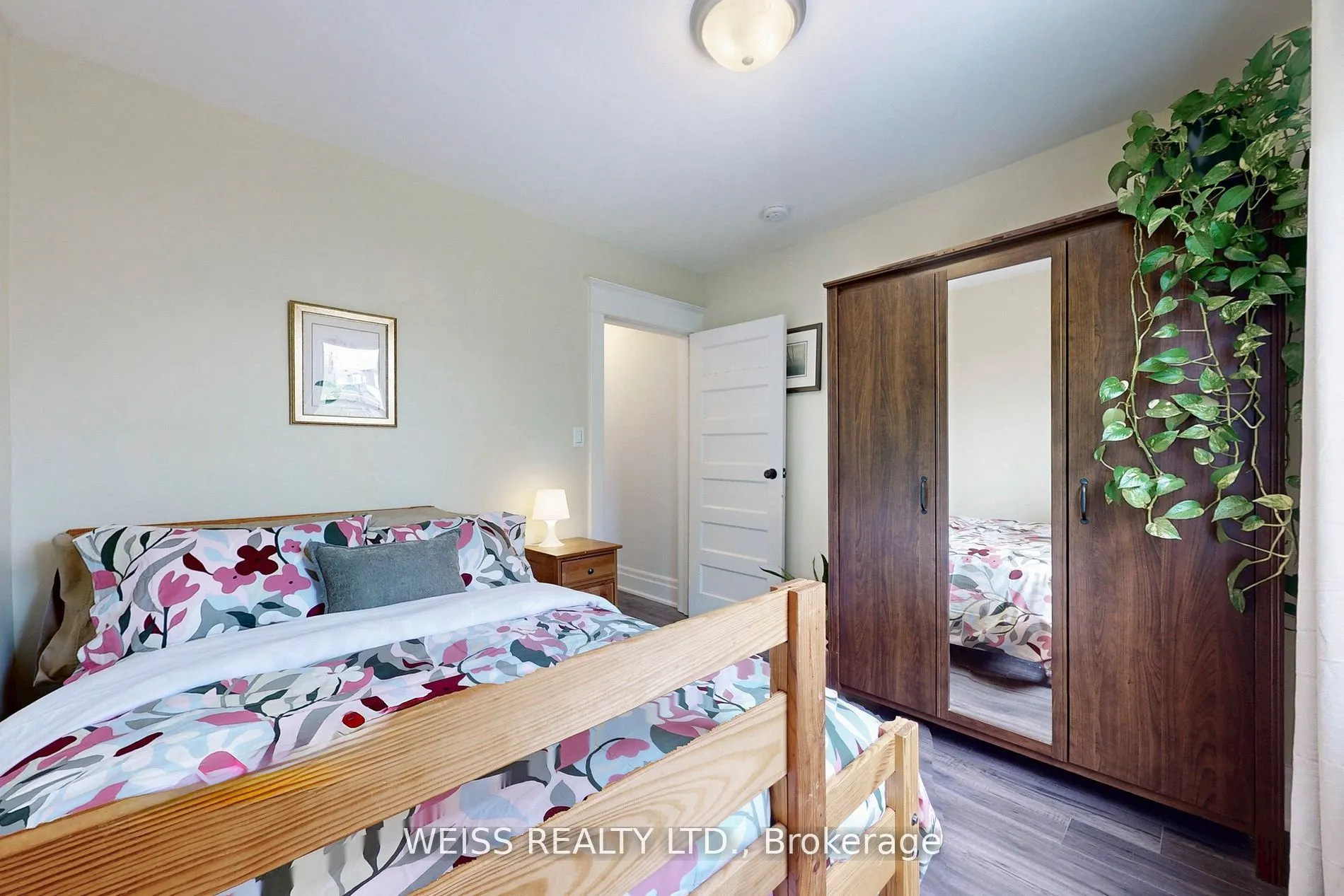 758 Richmond Street W