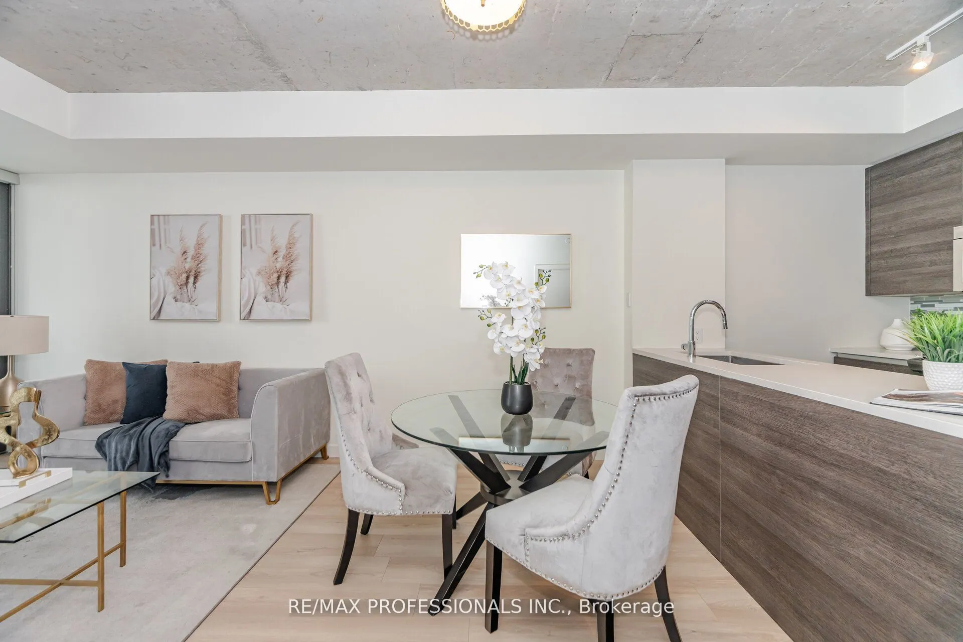 111 Bathurst Street, #716