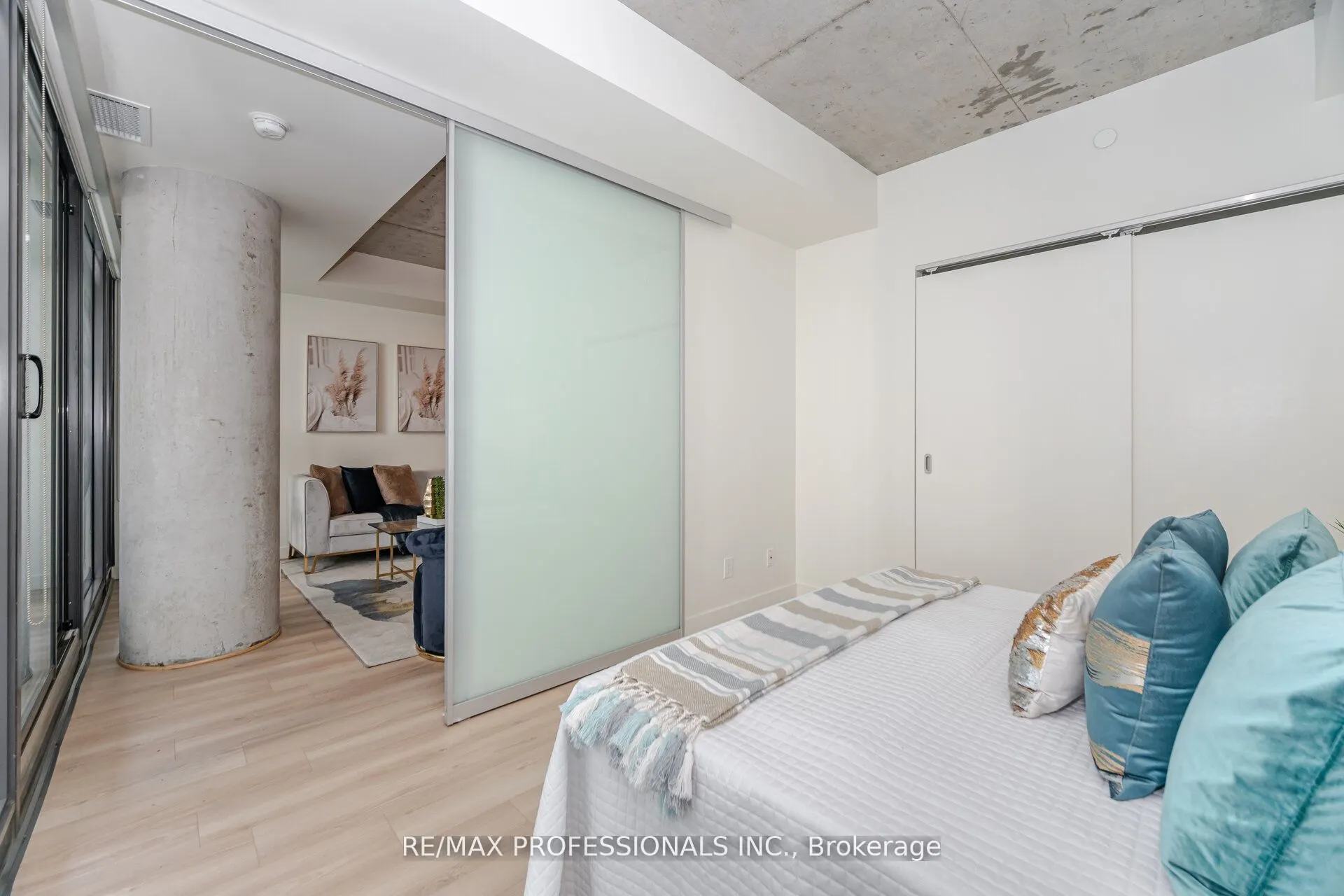 111 Bathurst Street, #716