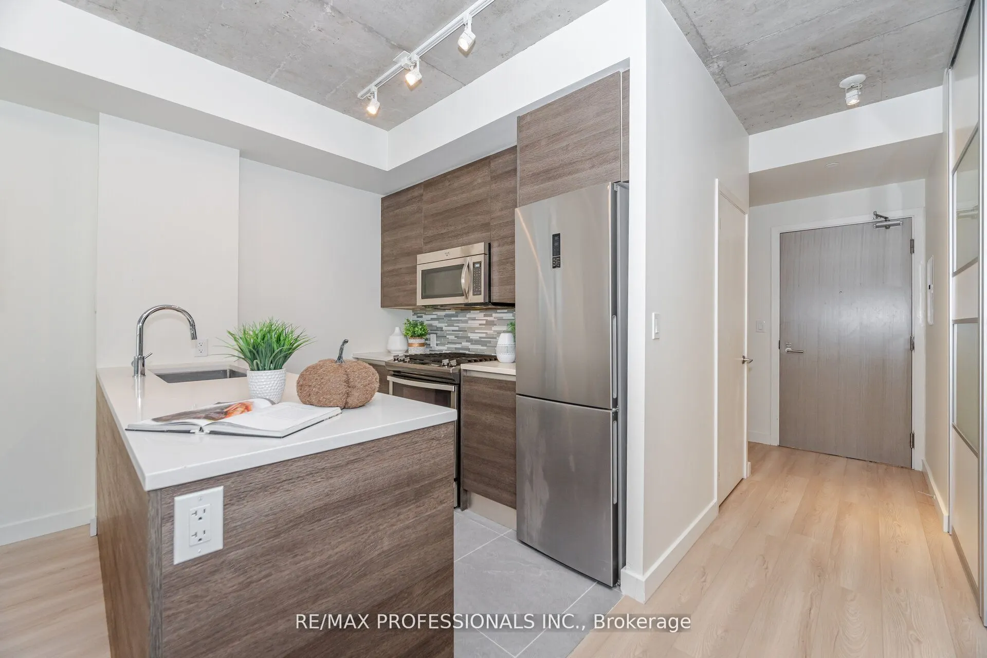 111 Bathurst Street, #716