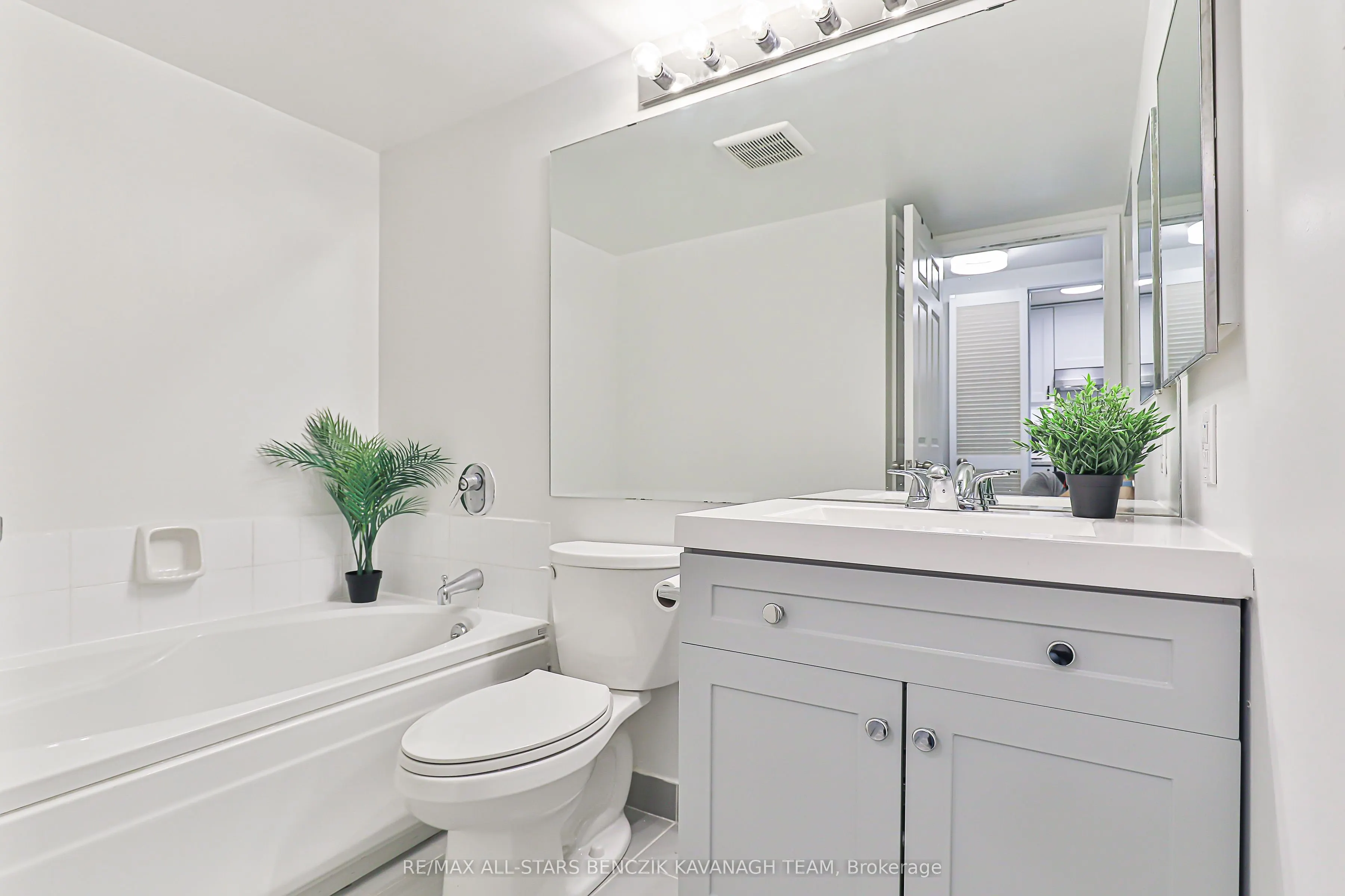 711 Bay Street, #1712