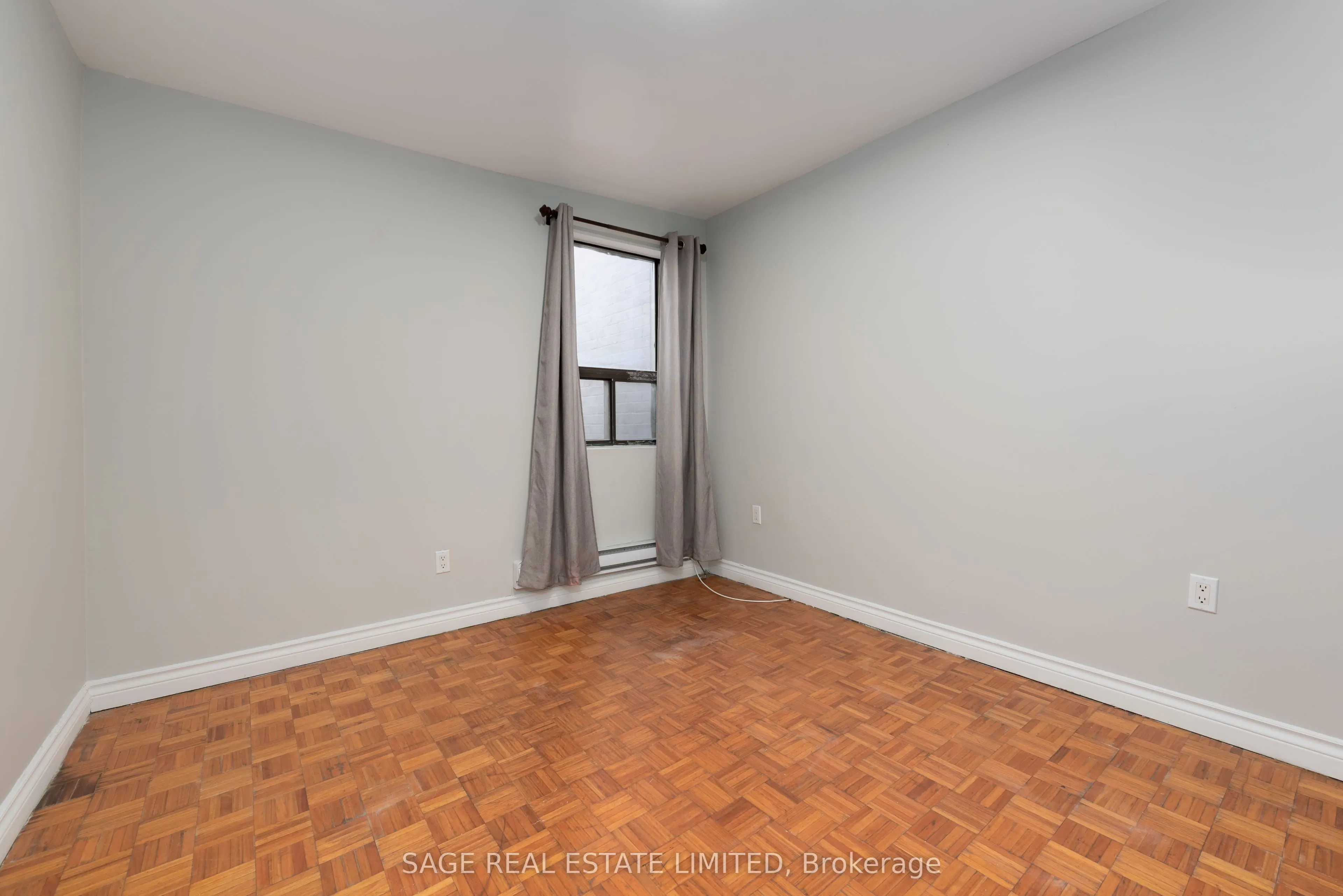586 Richmond Street W, #Upper
