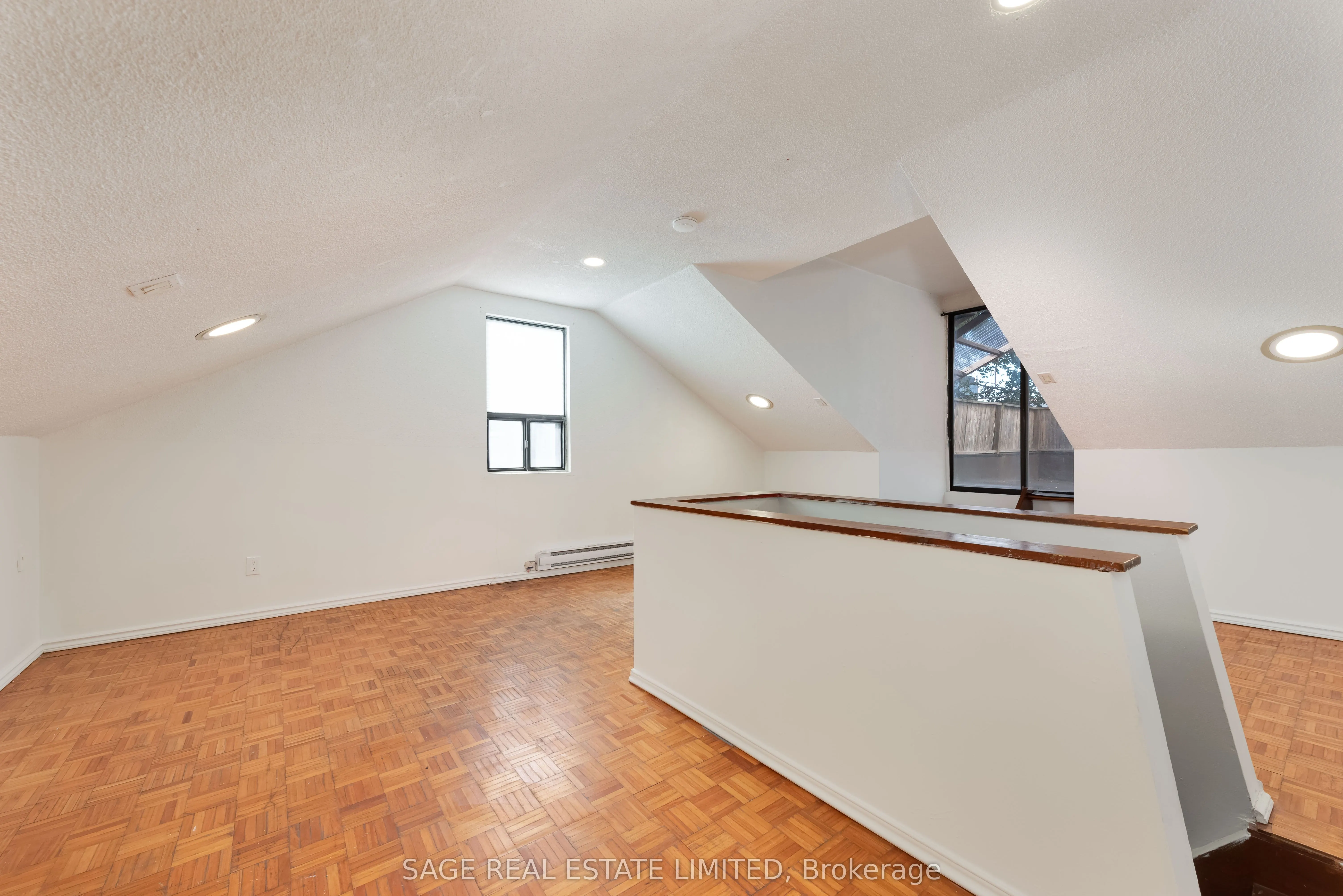586 Richmond Street W, #Upper
