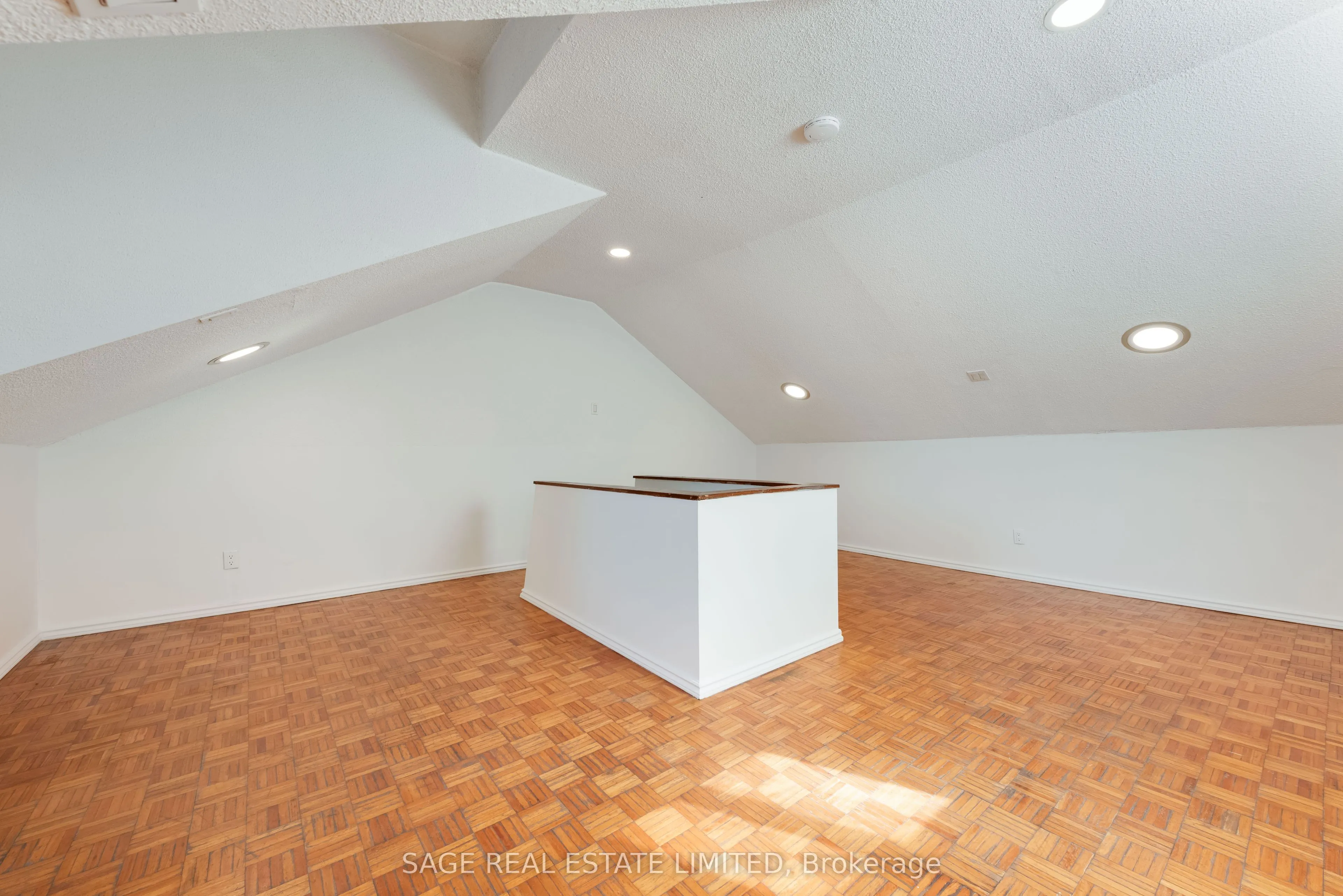 586 Richmond Street W, #Upper