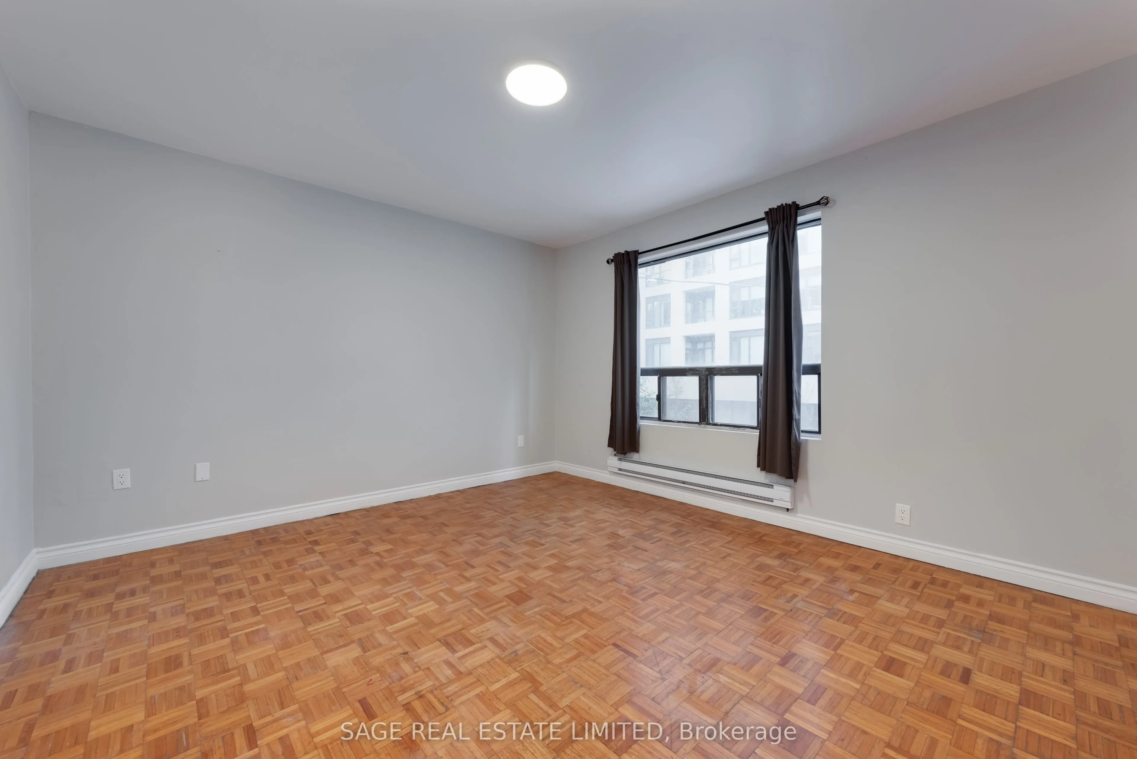 586 Richmond Street W, #Upper