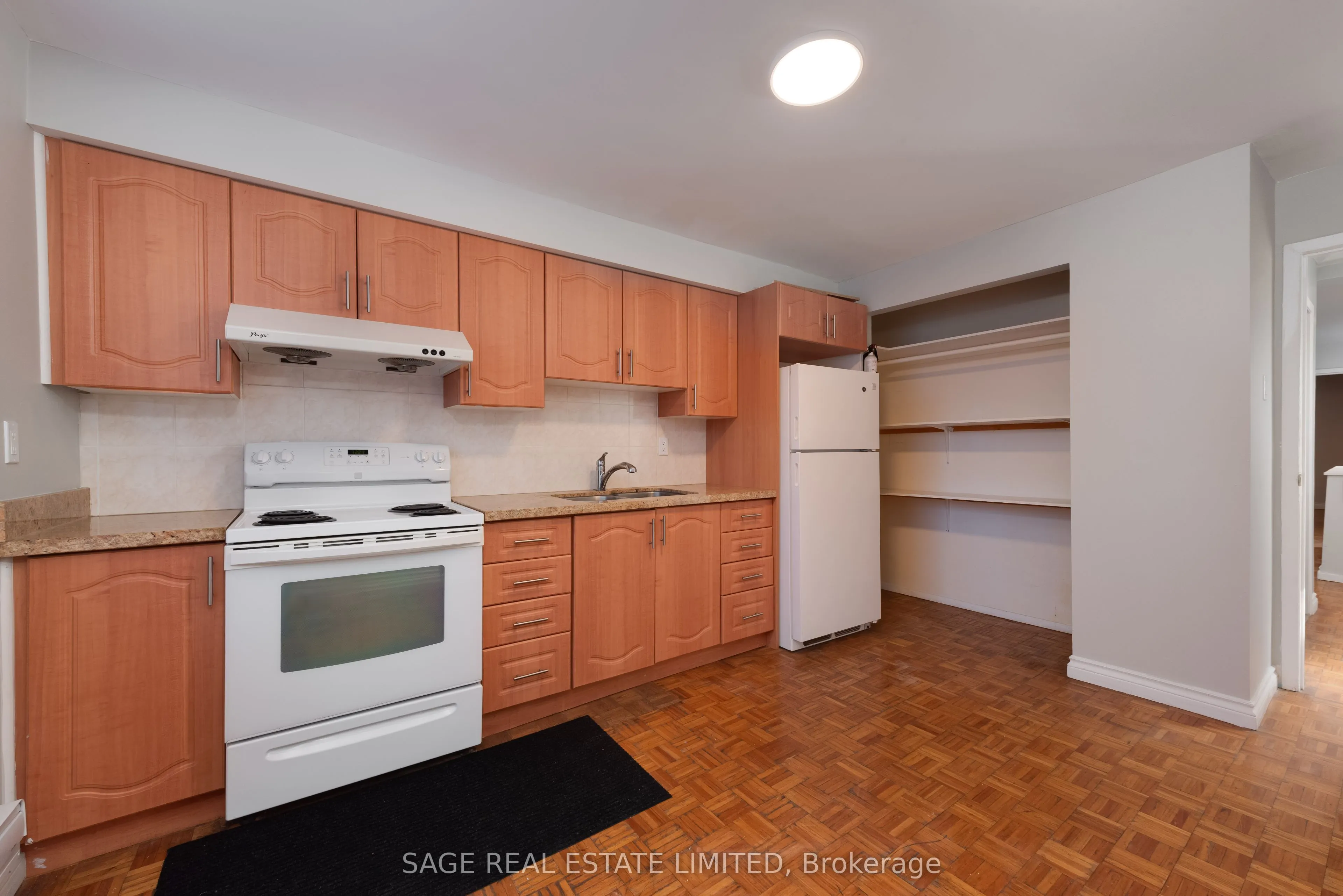 586 Richmond Street W, #Upper