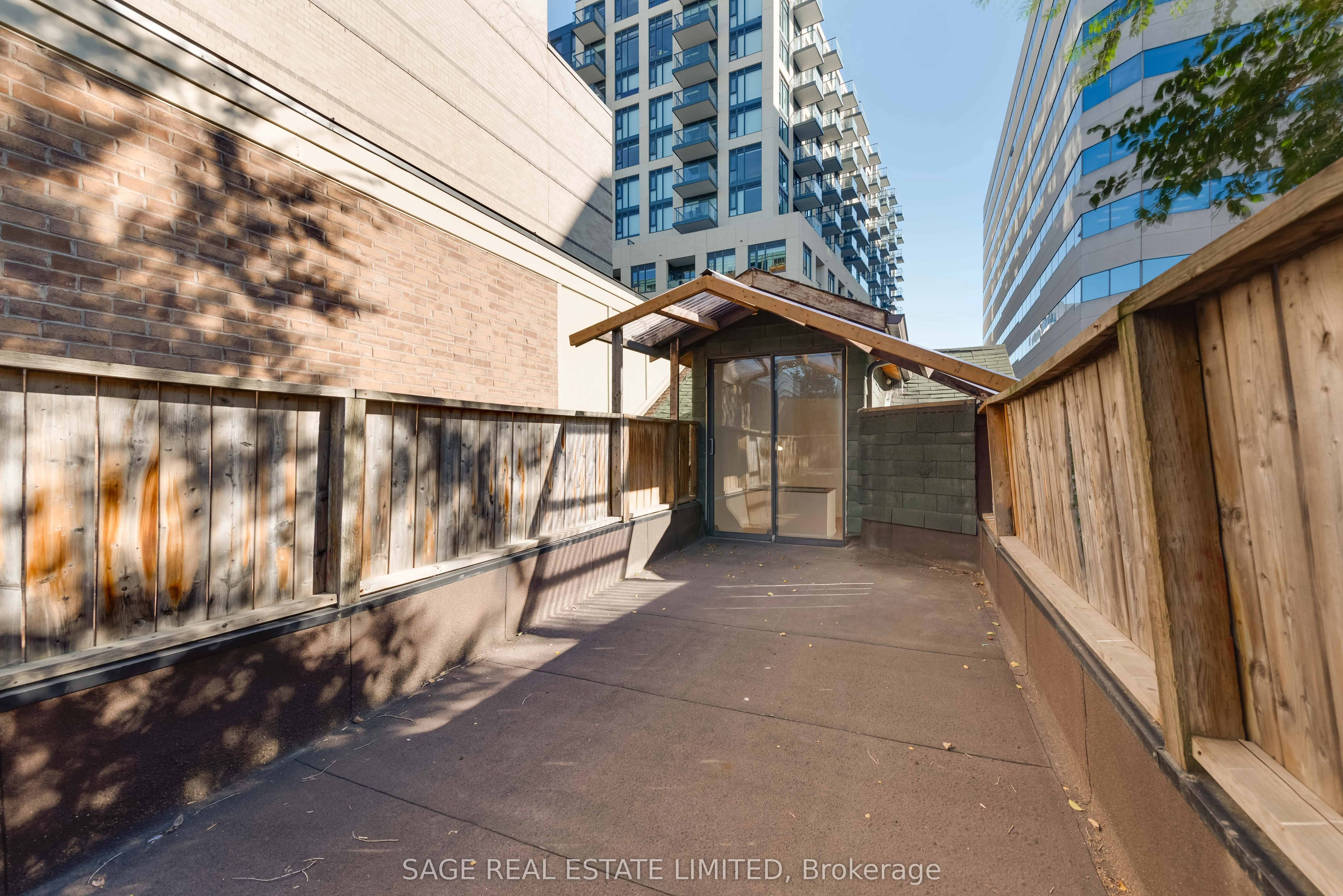 586 Richmond Street W, #Upper