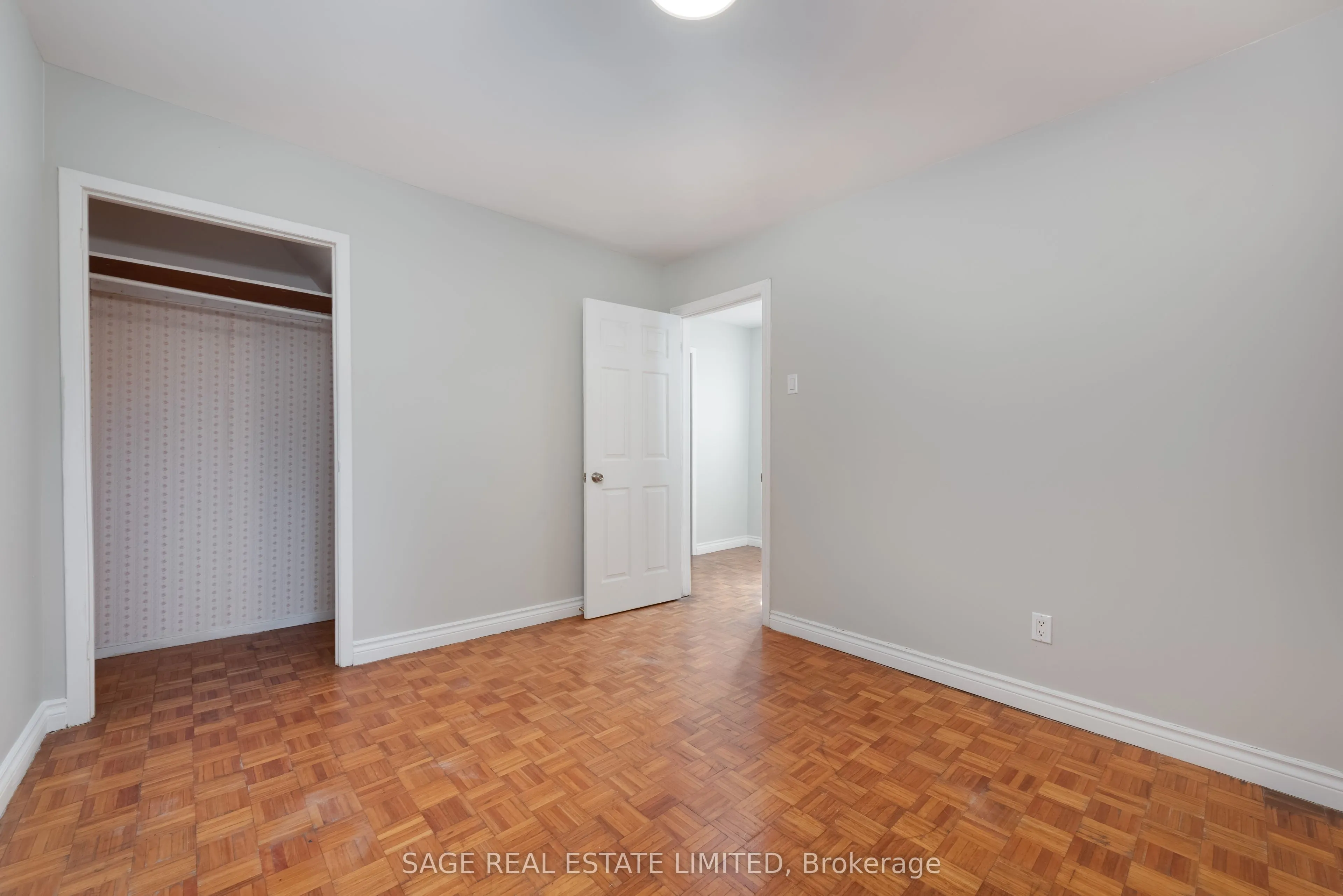 586 Richmond Street W, #Upper