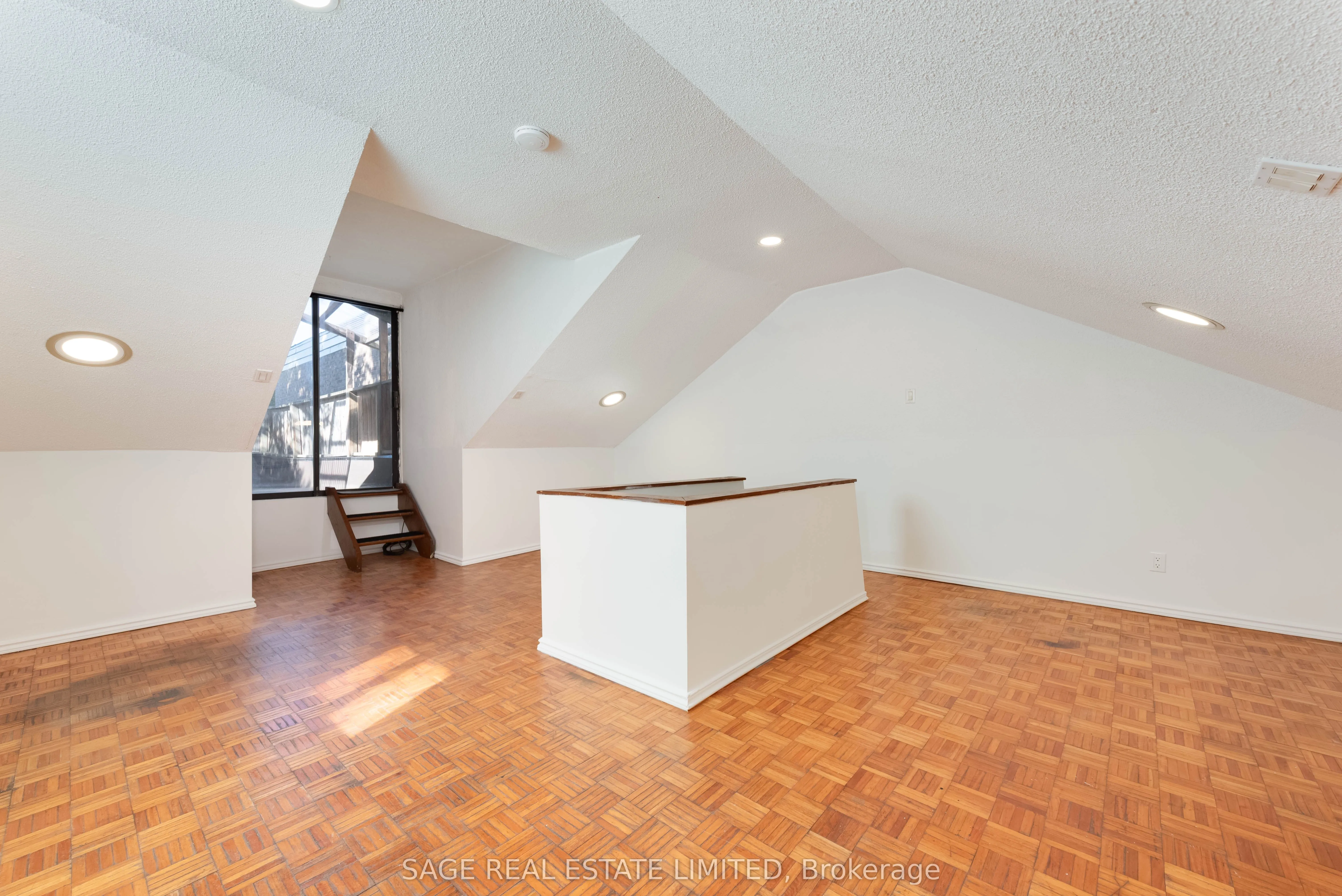 586 Richmond Street W, #Upper