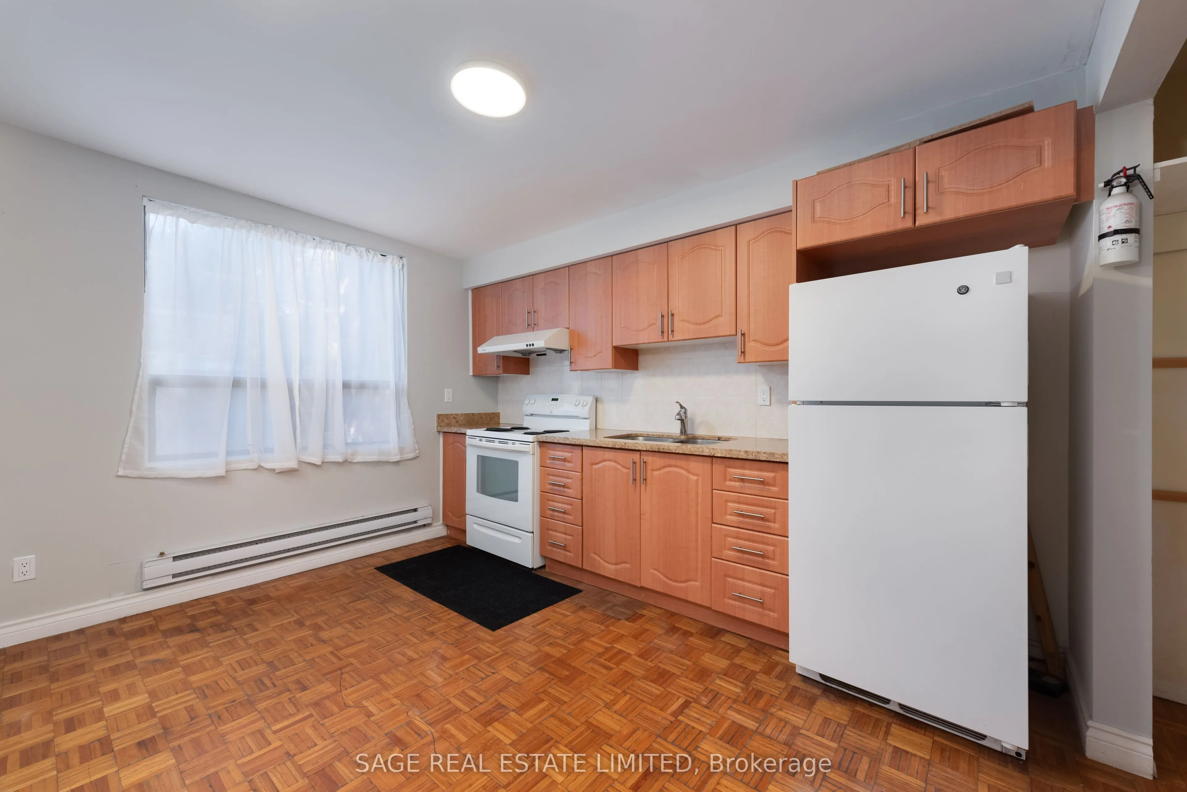 586 Richmond Street W, #Upper