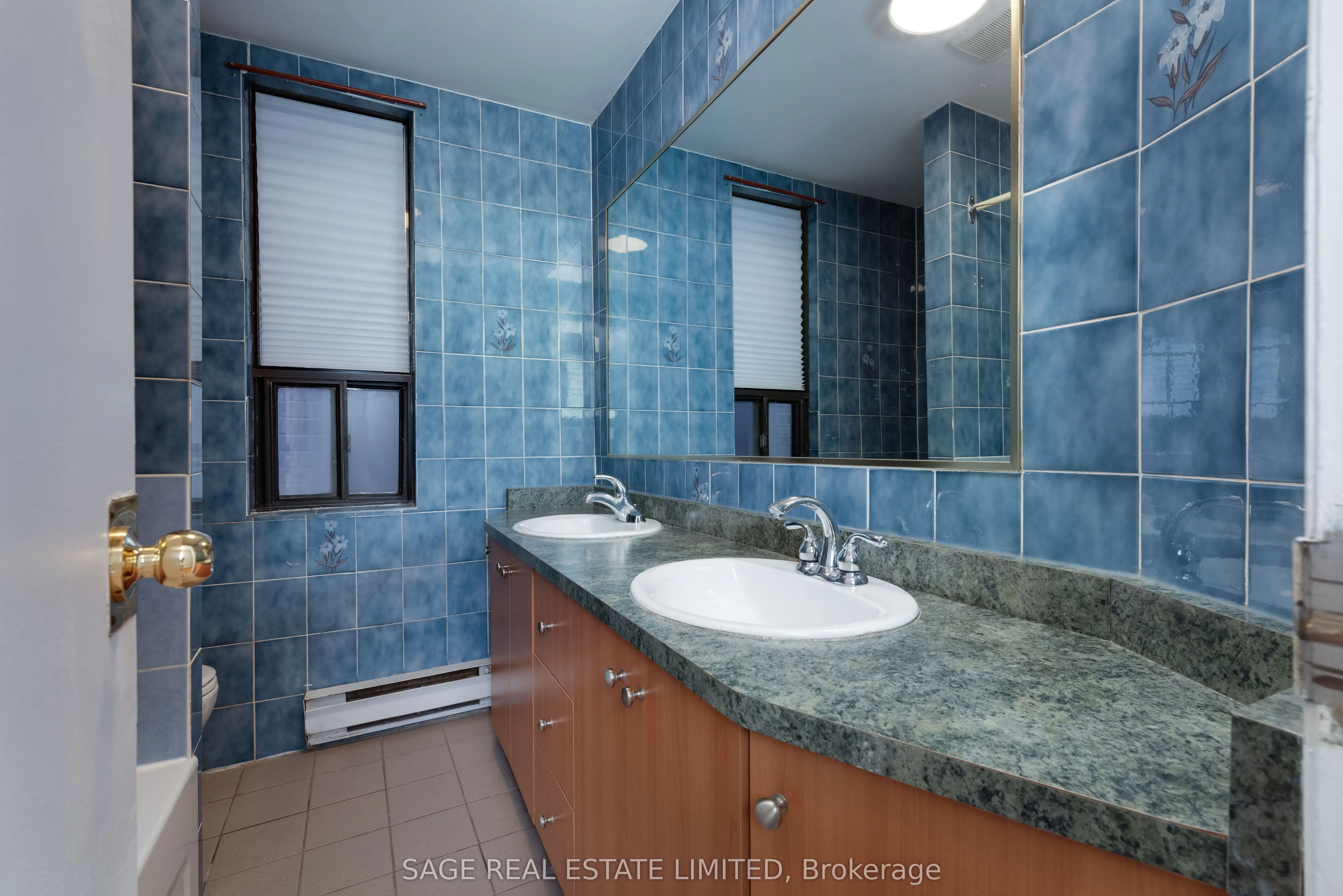 586 Richmond Street W, #Upper