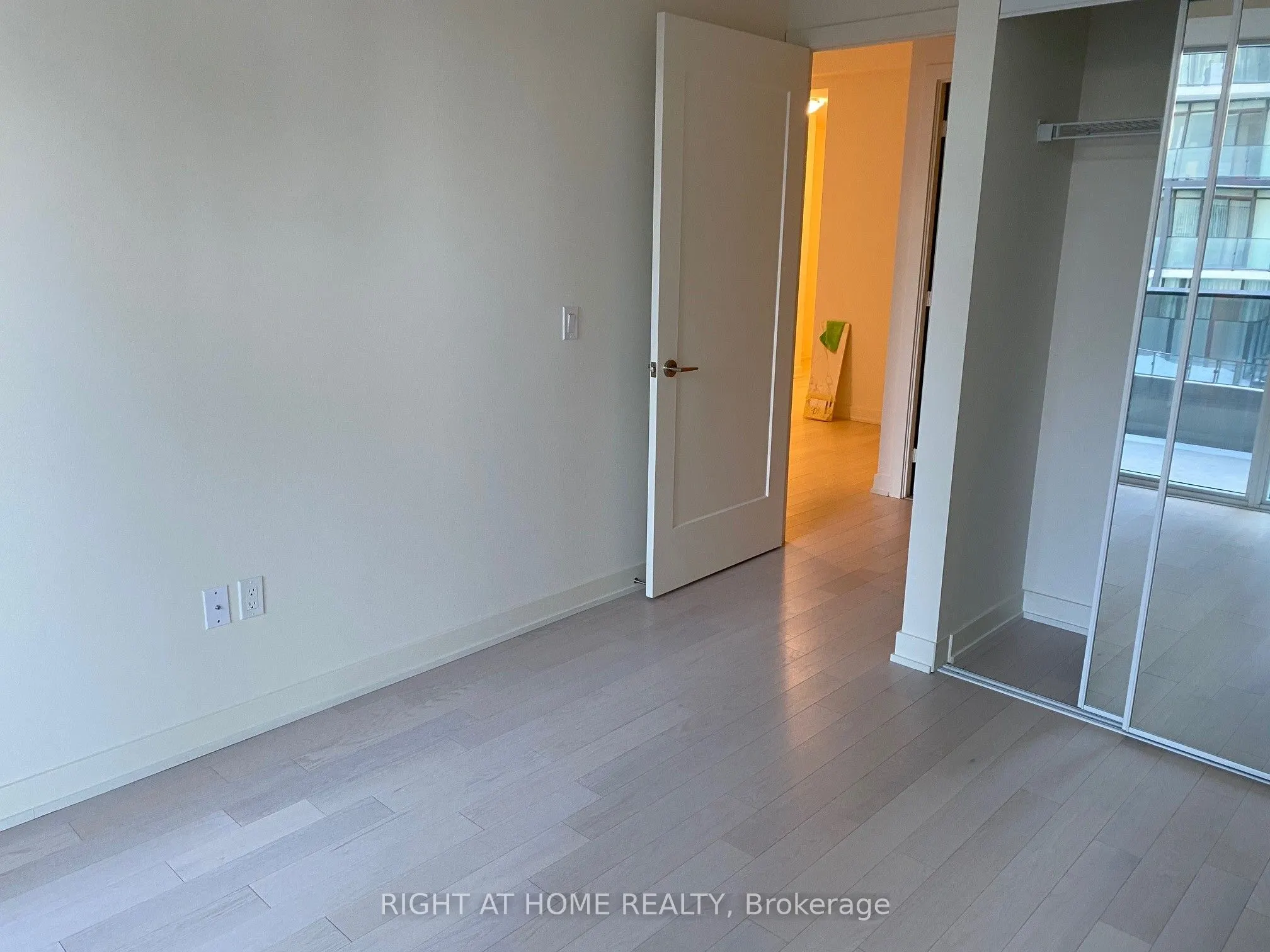 330 Richmond Street W, #801