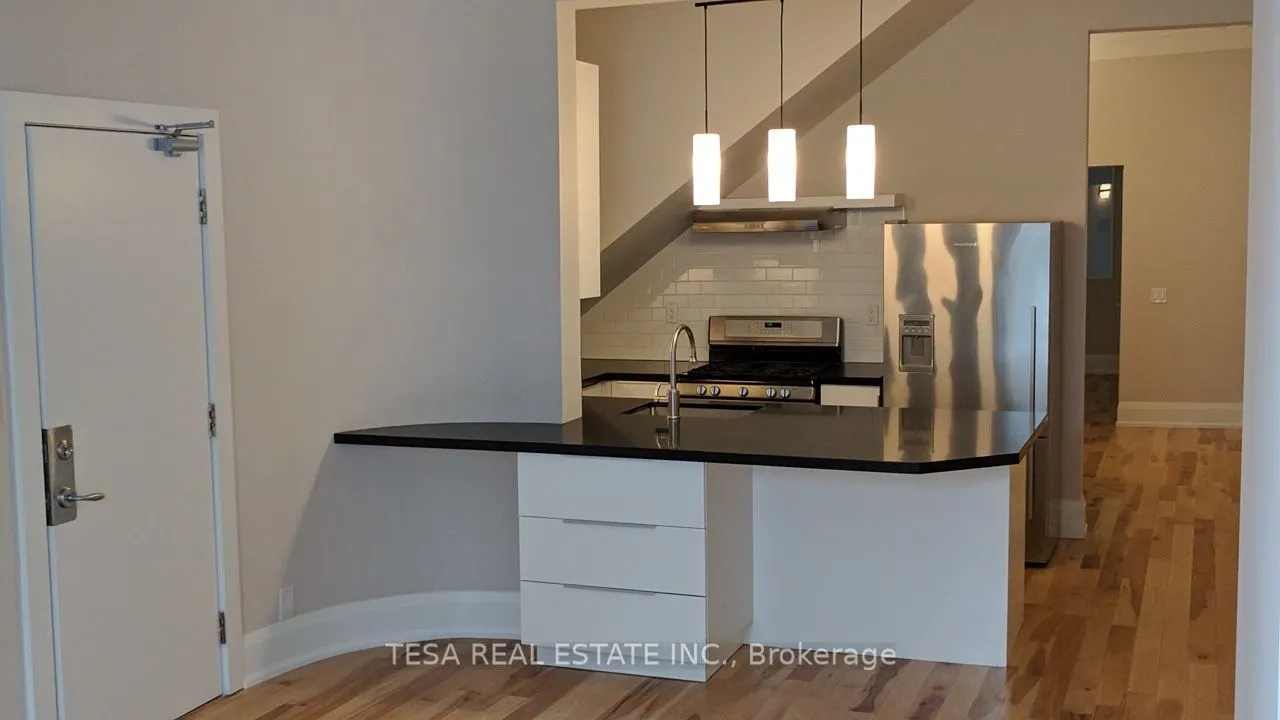 648 Bathurst Street, #Main