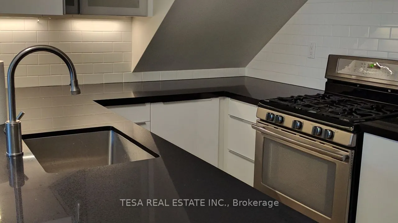 648 Bathurst Street, #Main