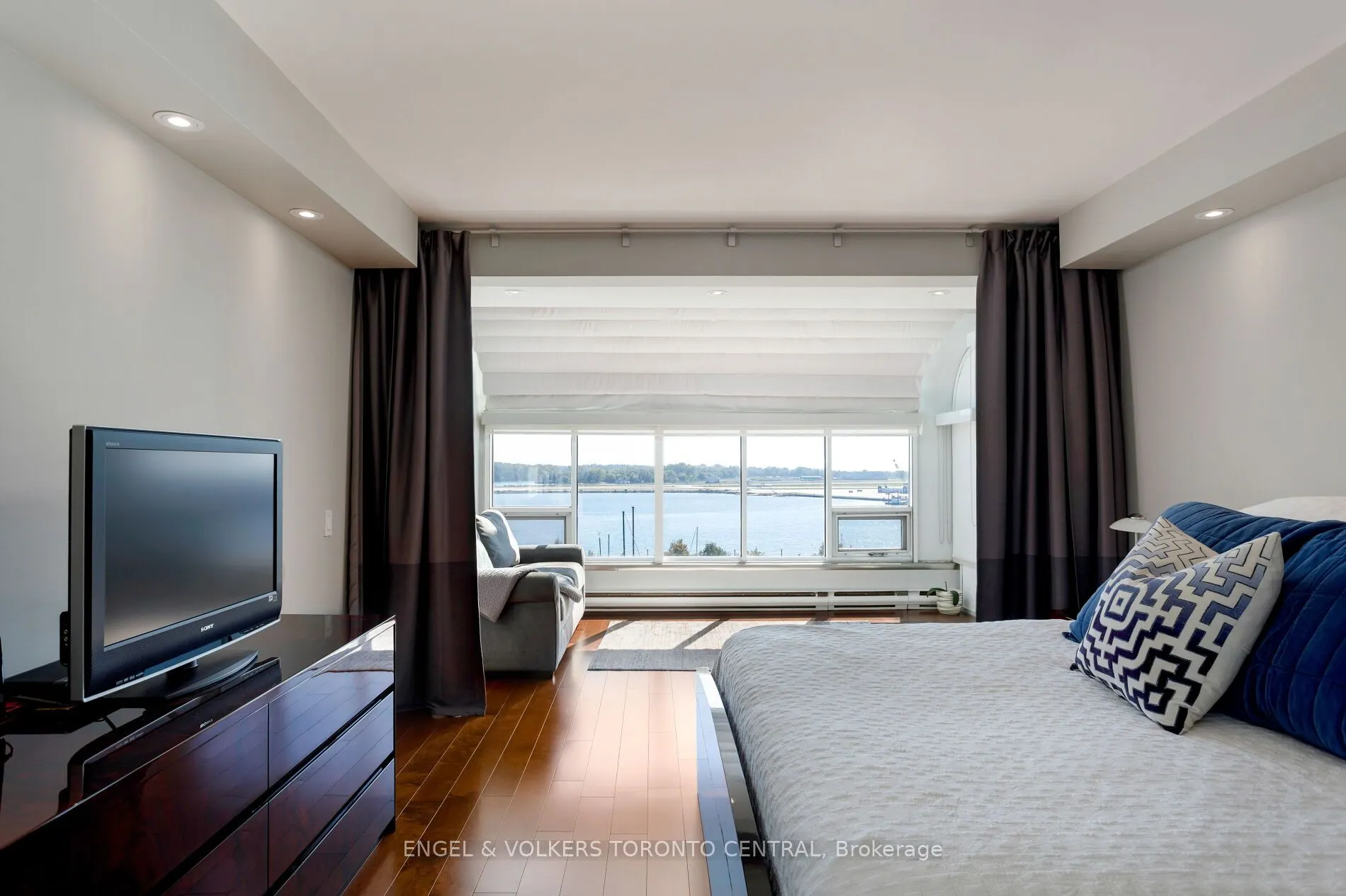460 Queens Quay Way W, #803E