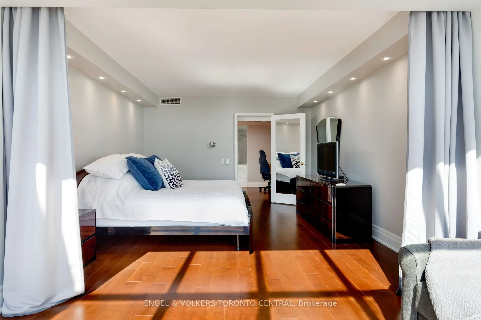 460 Queens Quay Way W, #803E