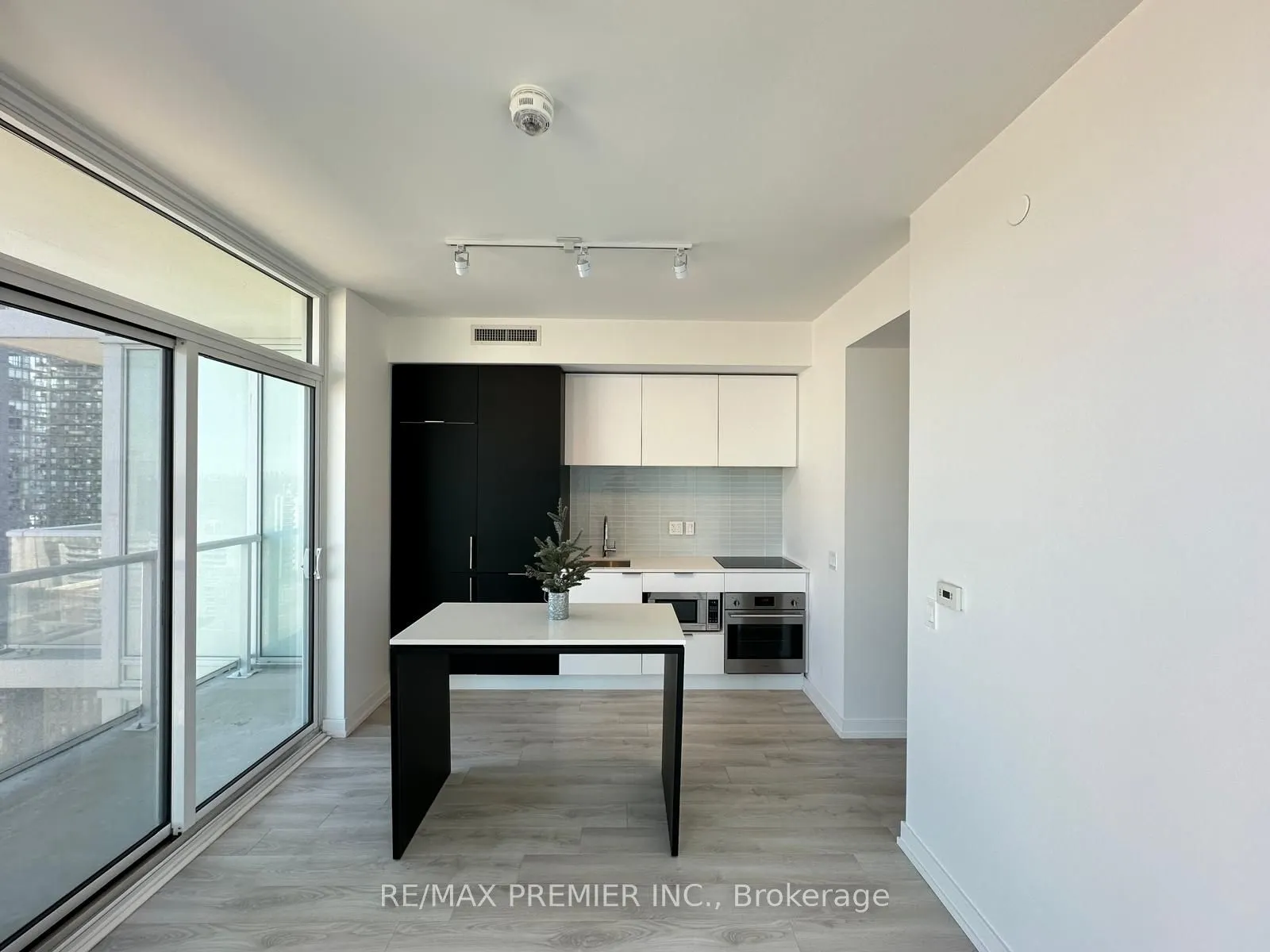 33 Helendale Avenue, #1403