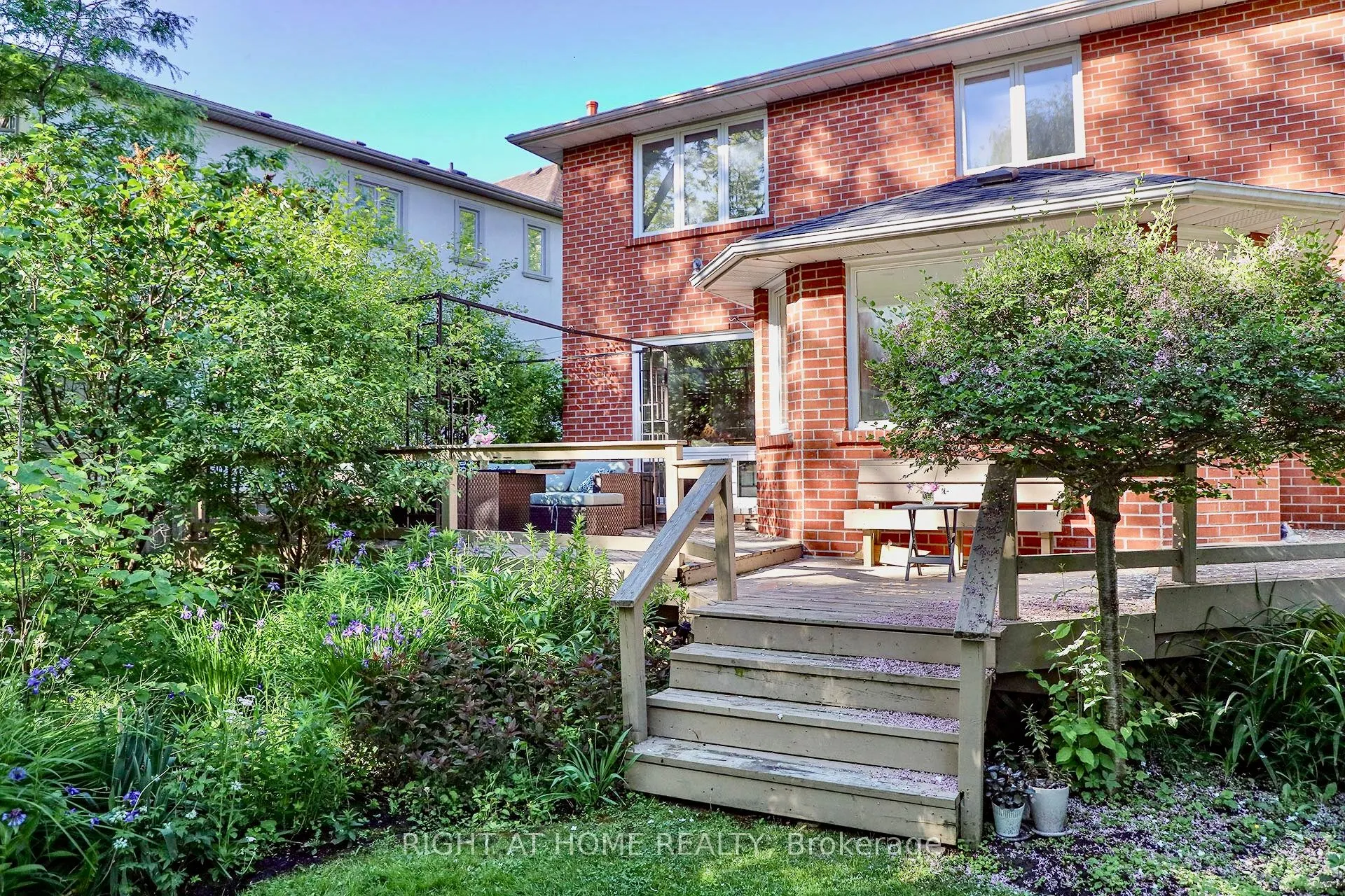 89 Yonge Boulevard