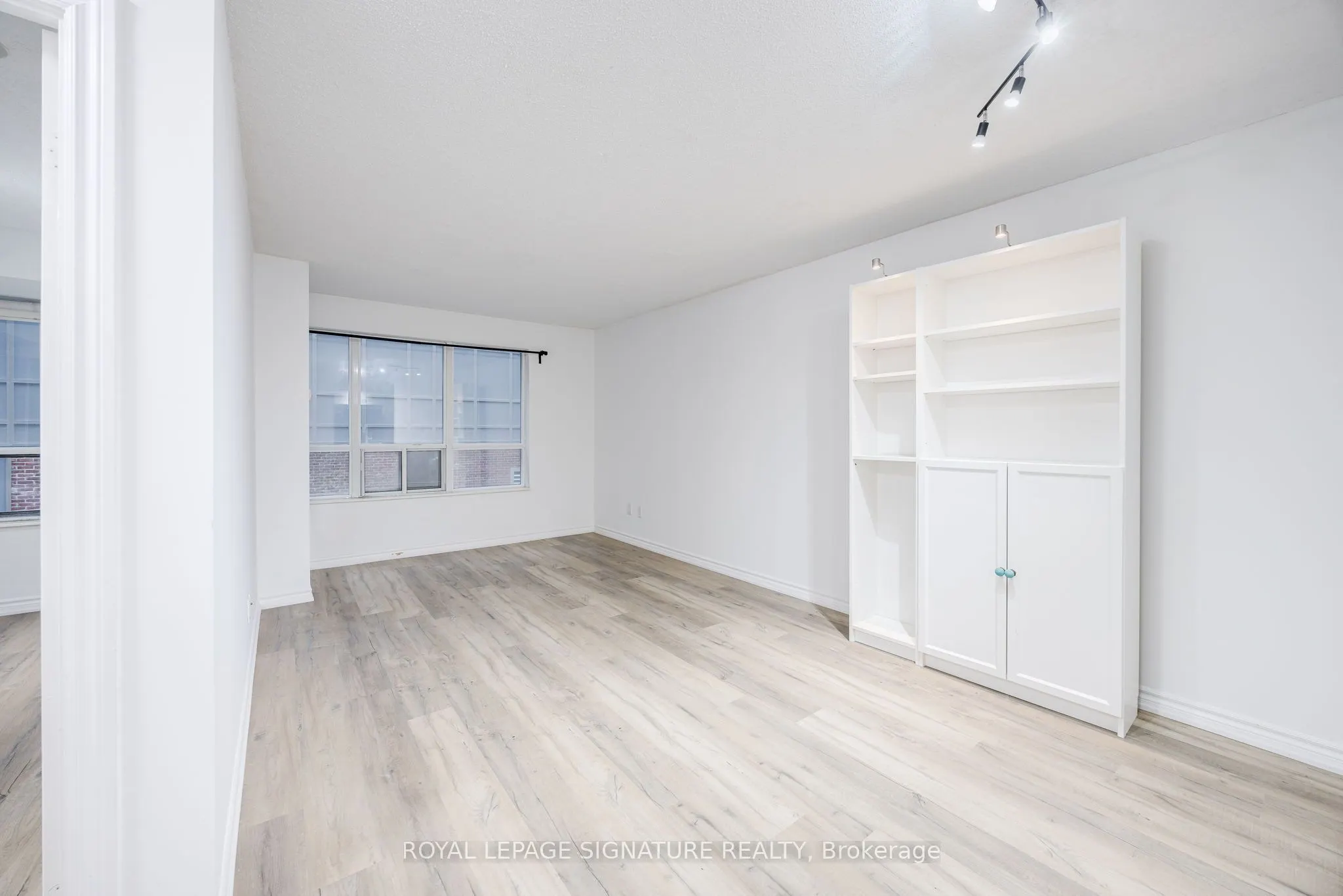 270 Wellington Street W, #305