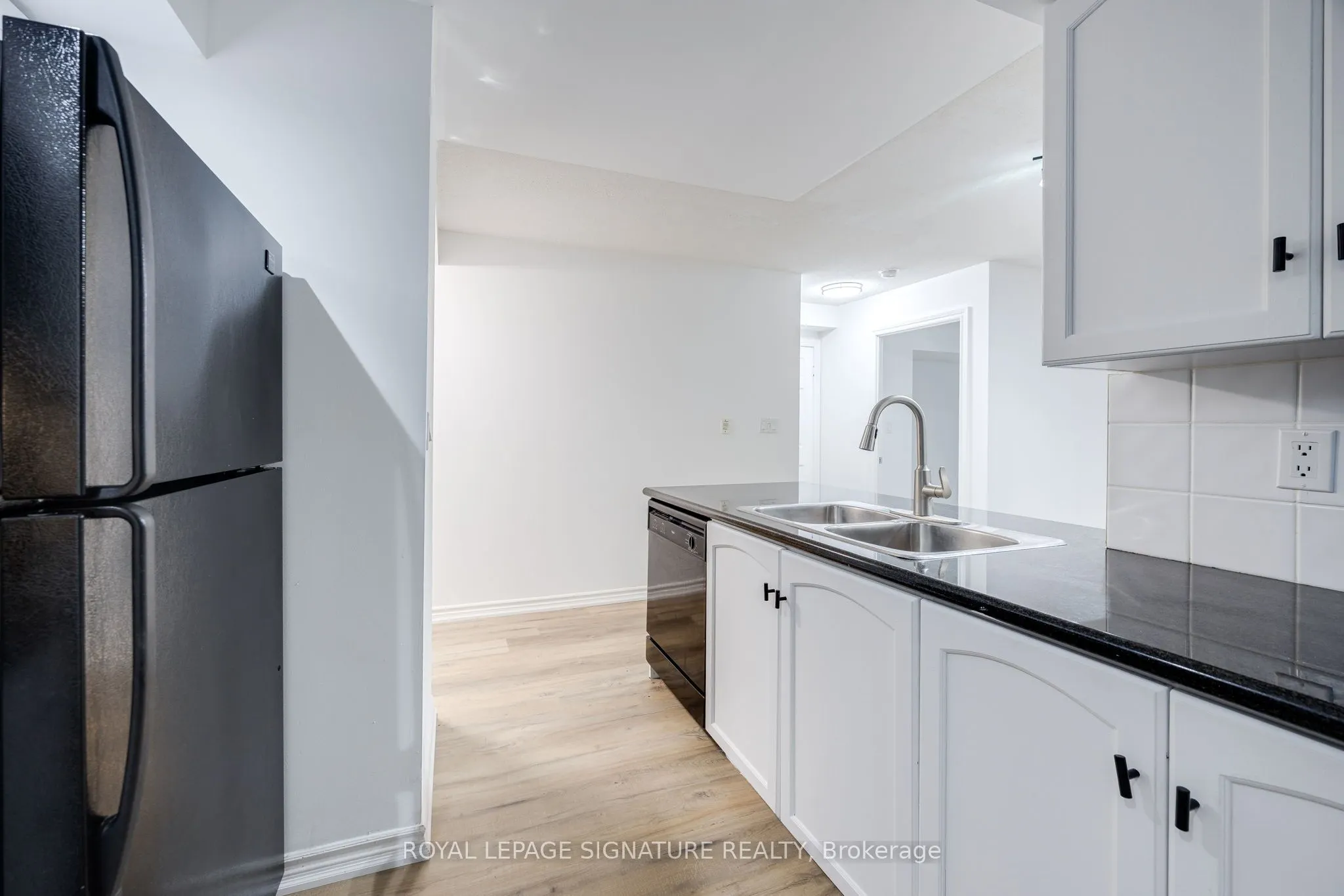 270 Wellington Street W, #305