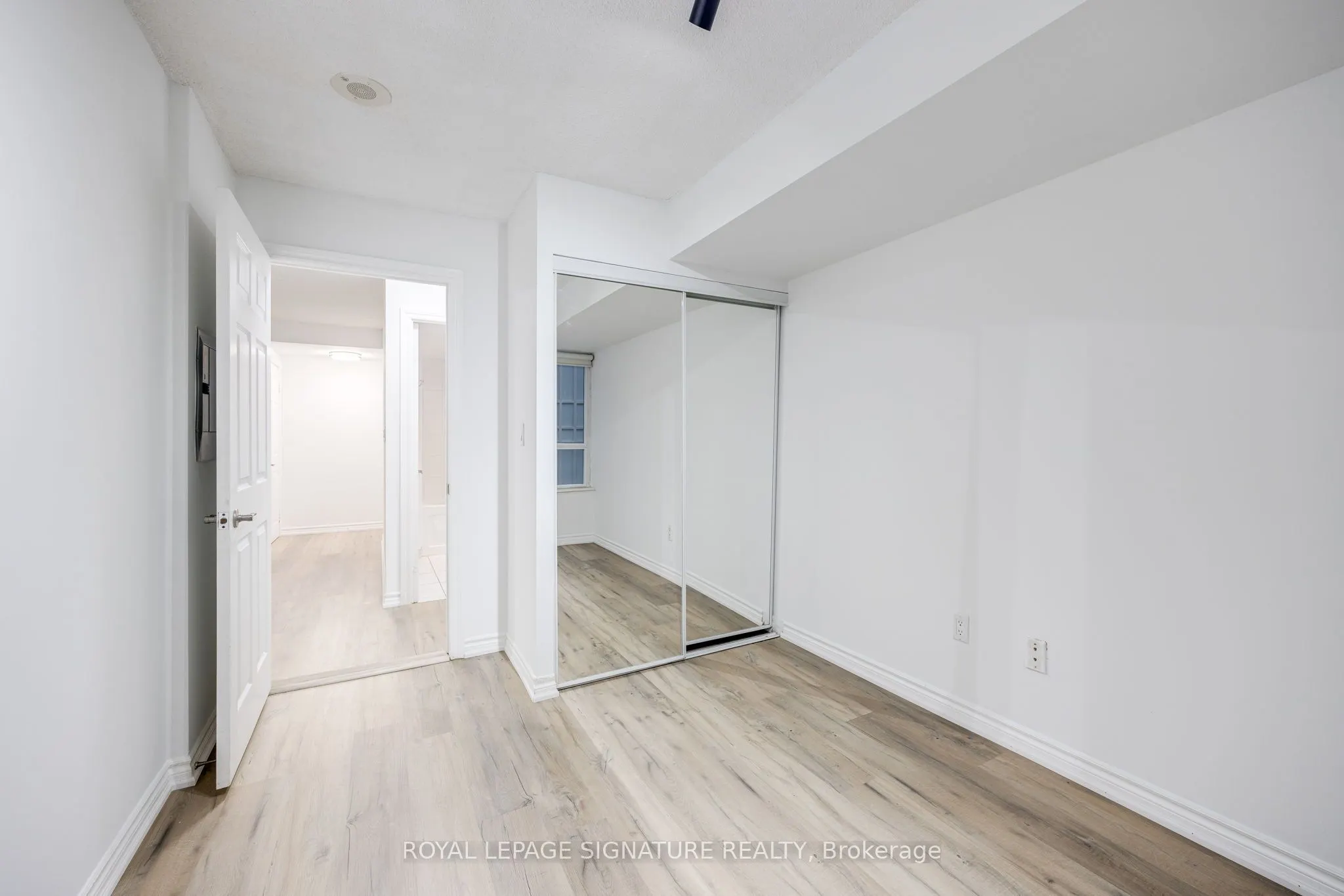 270 Wellington Street W, #305