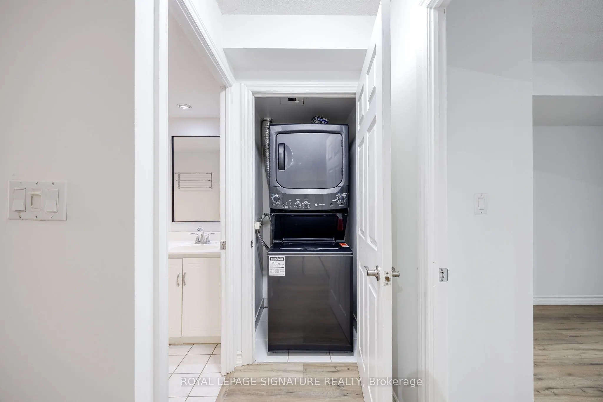 270 Wellington Street W, #305